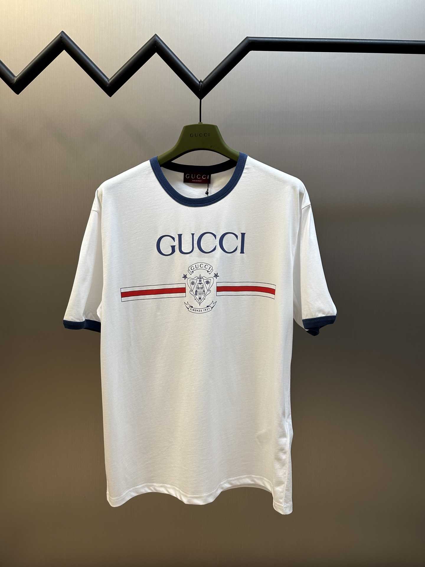 Camiseta de cuello redondo con estampado de botones de equipaje de Gucci, confeccionada en algodón compacto de 24S espe…