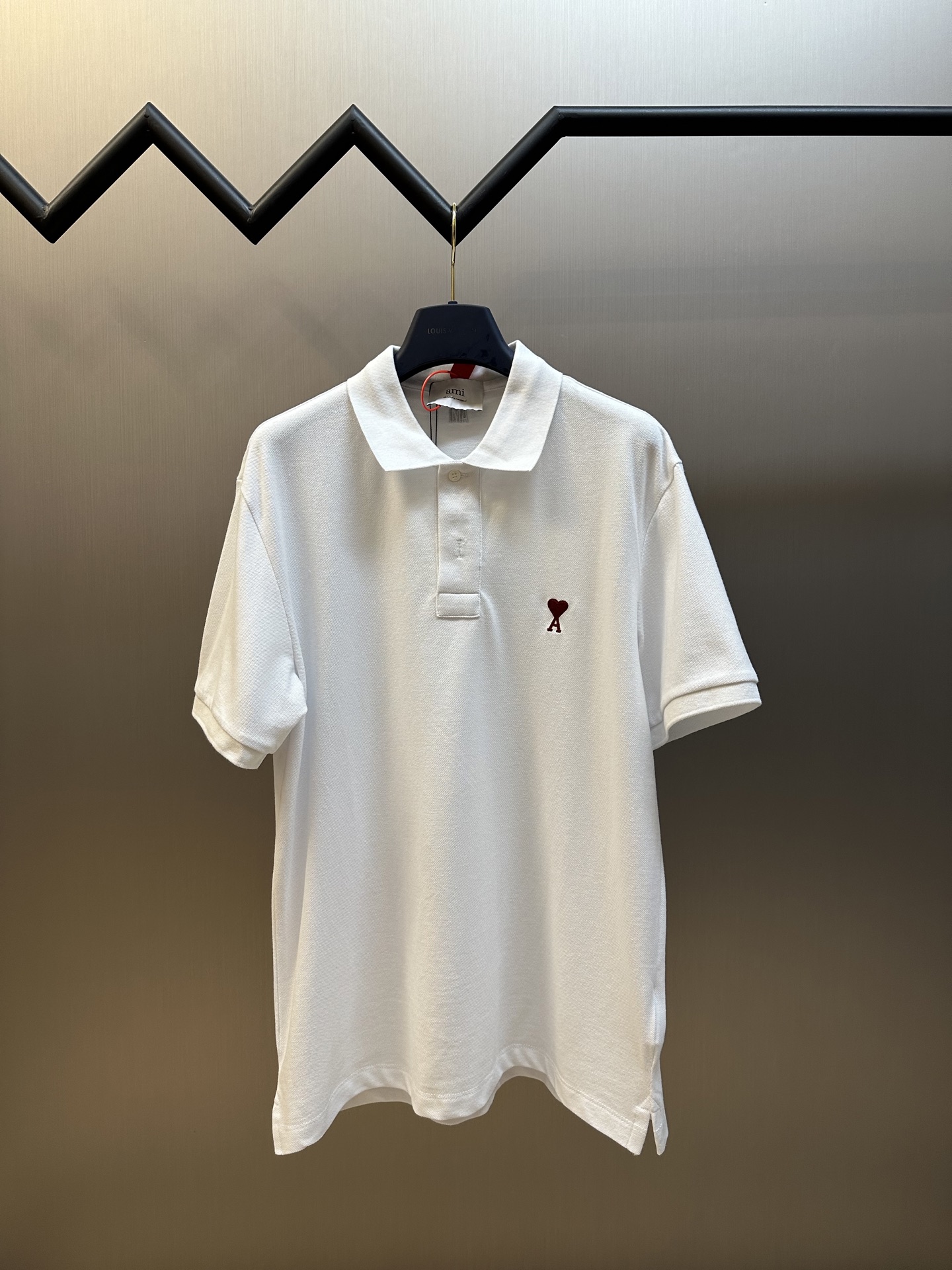 Ami Paris Polo con bordado de corazón, algodón personalizado de panal de ensueño, un corazón rojo brillante en el pecho…