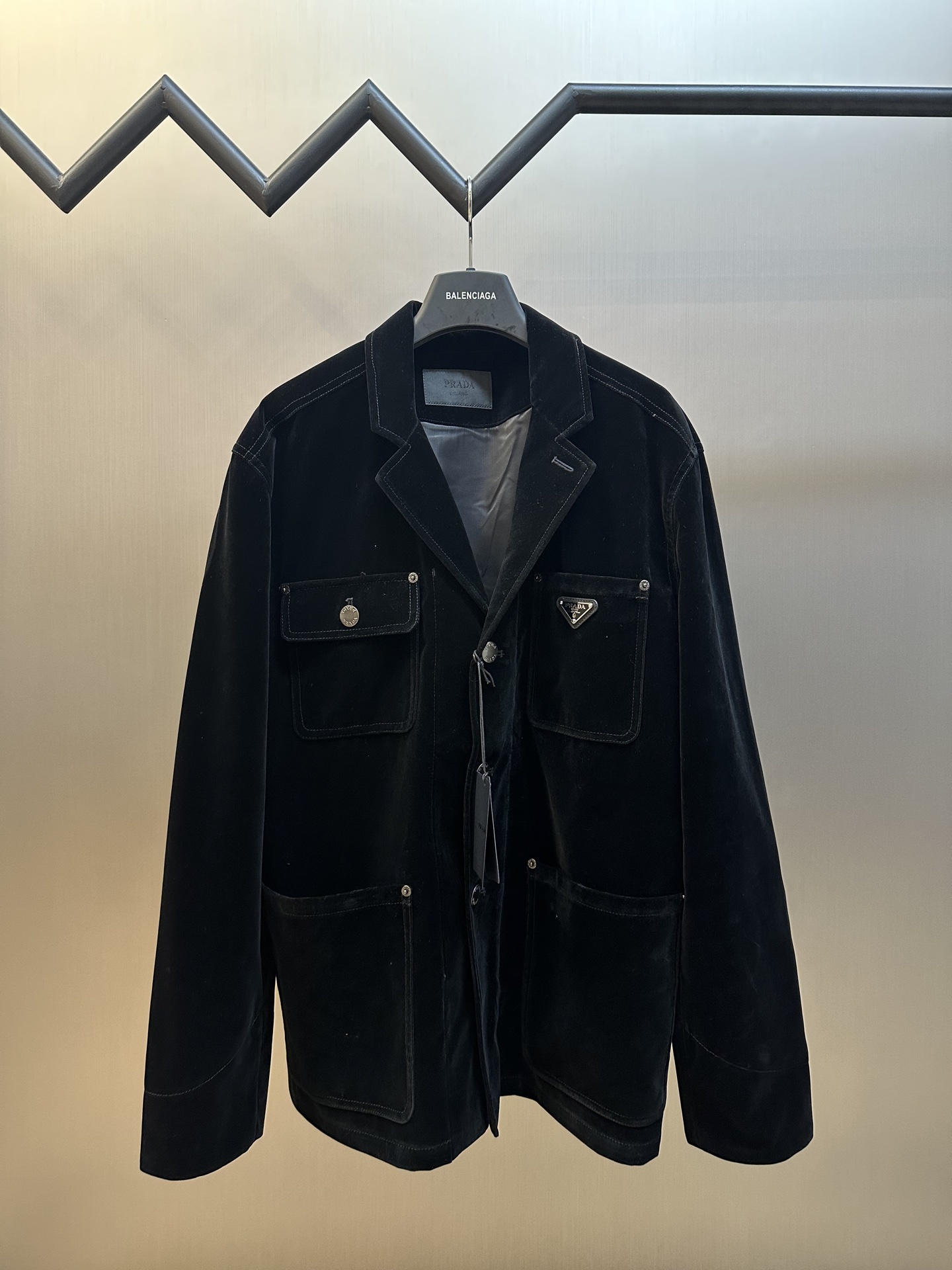 La chaqueta vaquera Prada Velvet Denim utiliza tela vaquera con textura de terciopelo, que no solo conserva el estilo c…