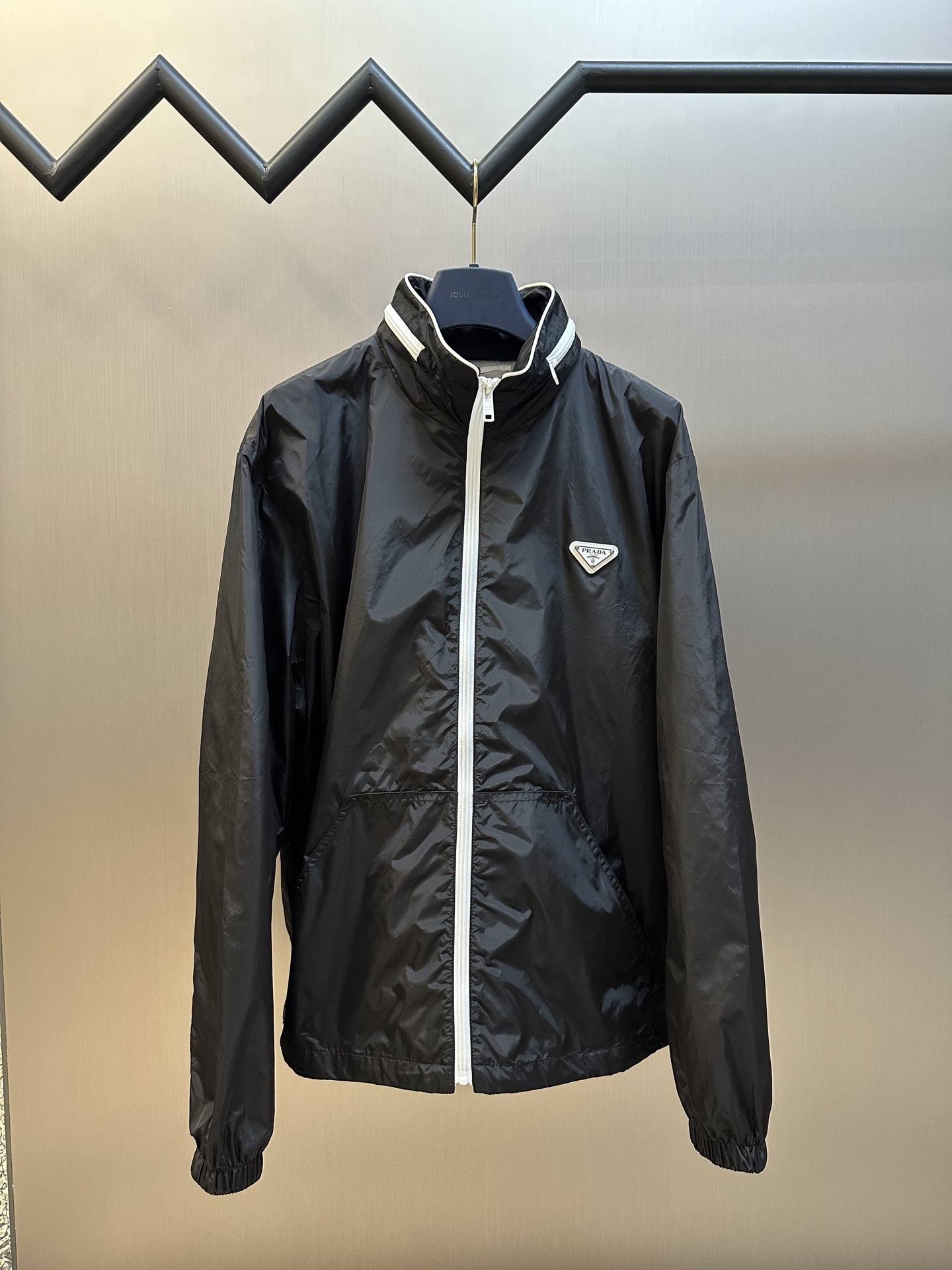 Chaqueta de camping Prada El icónico tejido Re-Nylon Re-Nylon de Prada es un cuerpo de tejido de nailon reciclado elabo…