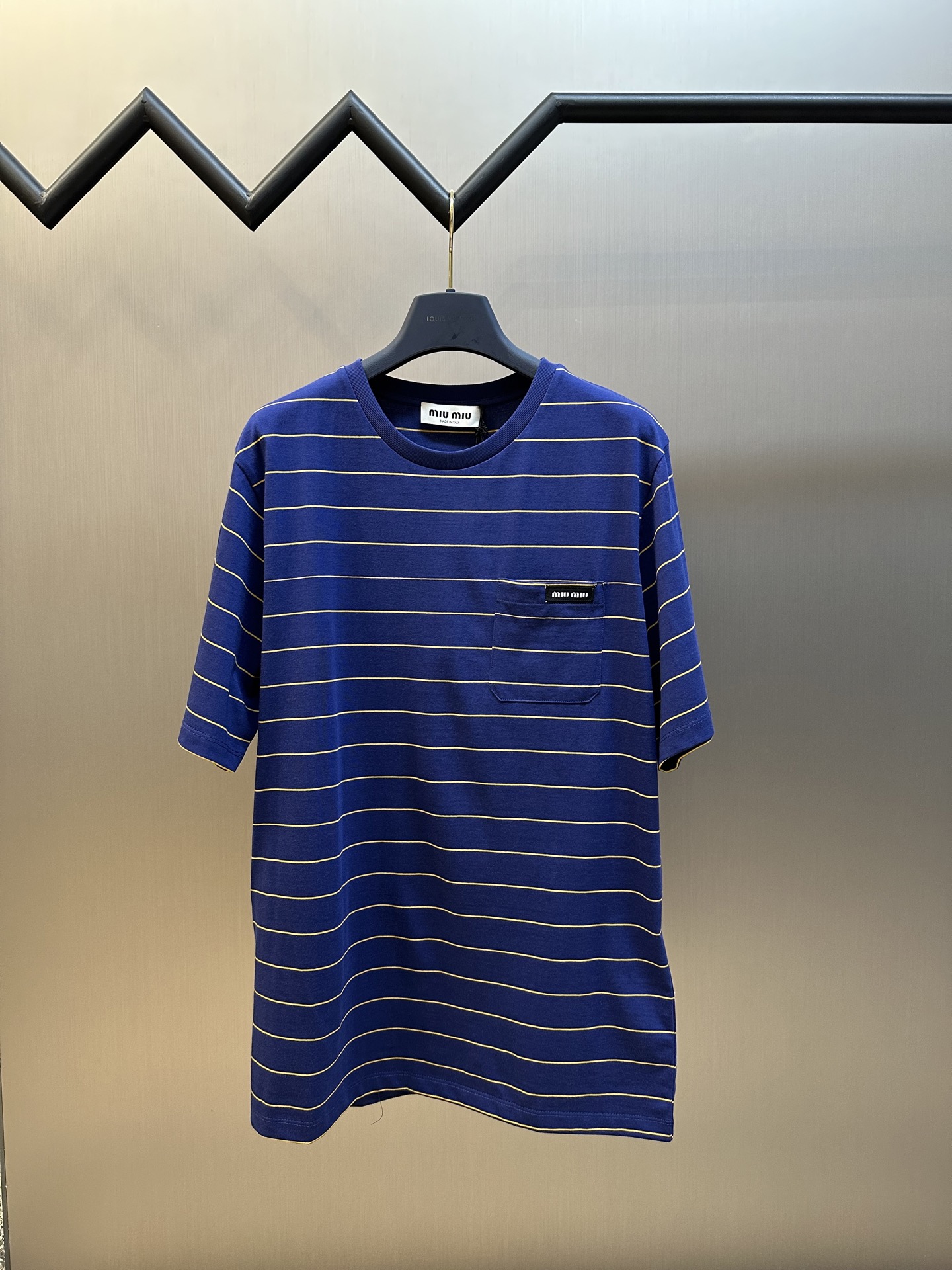 MU camiseta de manga corta con cuello redondo y rayas azules, tejido de punto jacquard de rayas, confeccionado con algo…