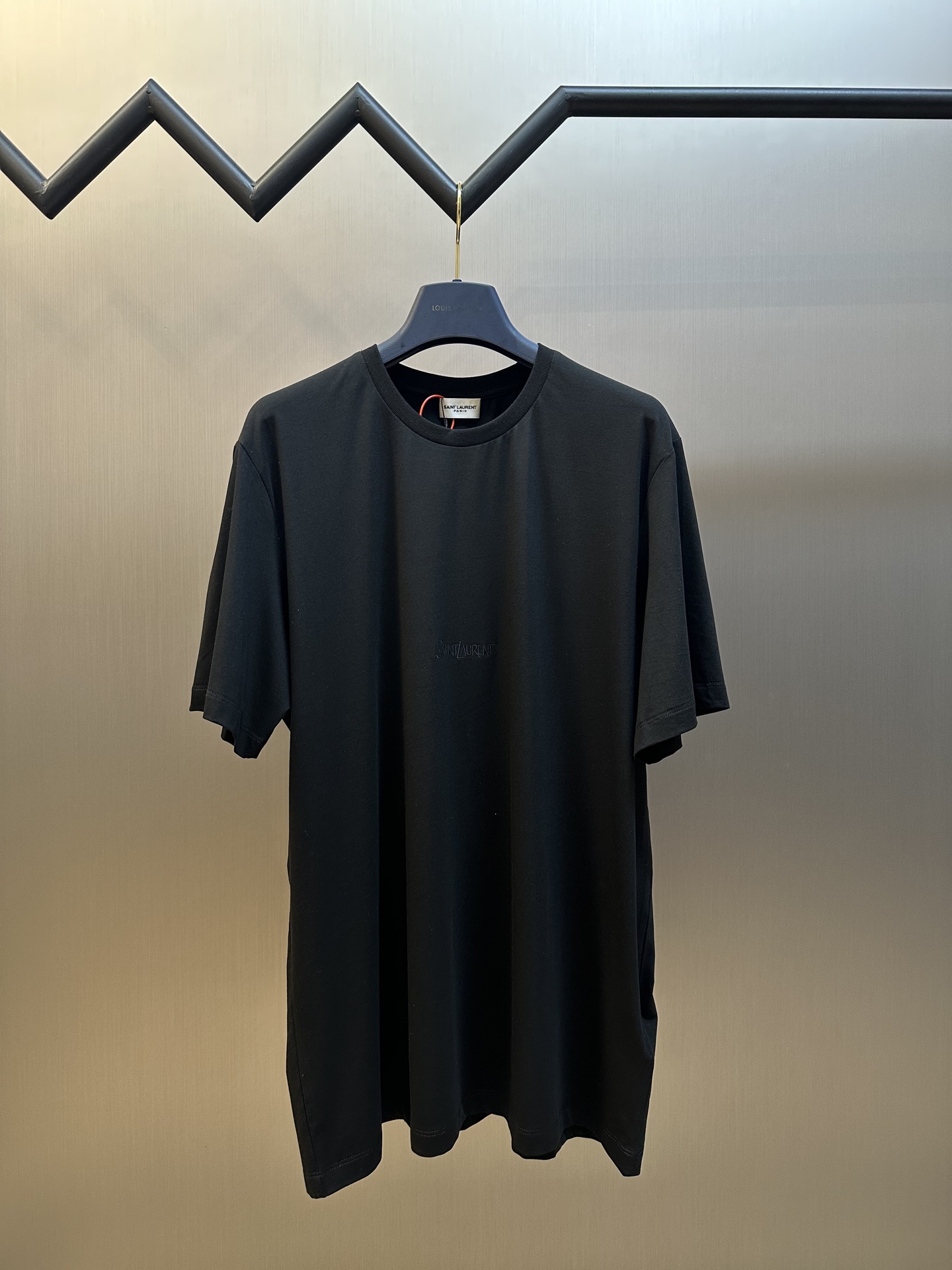 Camiseta de manga corta con bordado del logotipo de Saint Laurent, tejido de lyocell personalizado con acabado sedoso, …