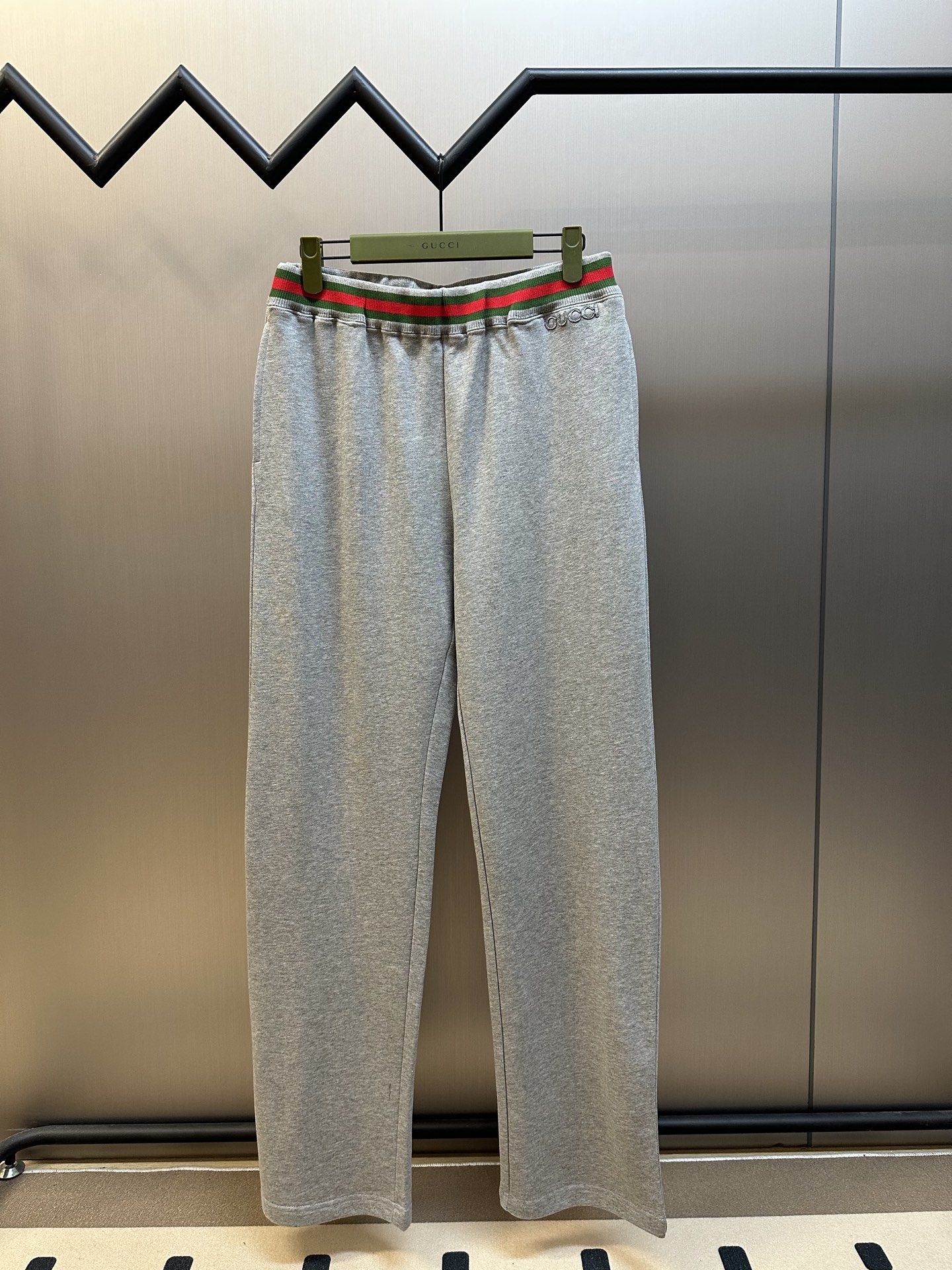 Pantalones rectos de Gucci con bordado de cinta roja y verde, tejido de punto de mezcla de algodón gris, 32S hilo simpl…