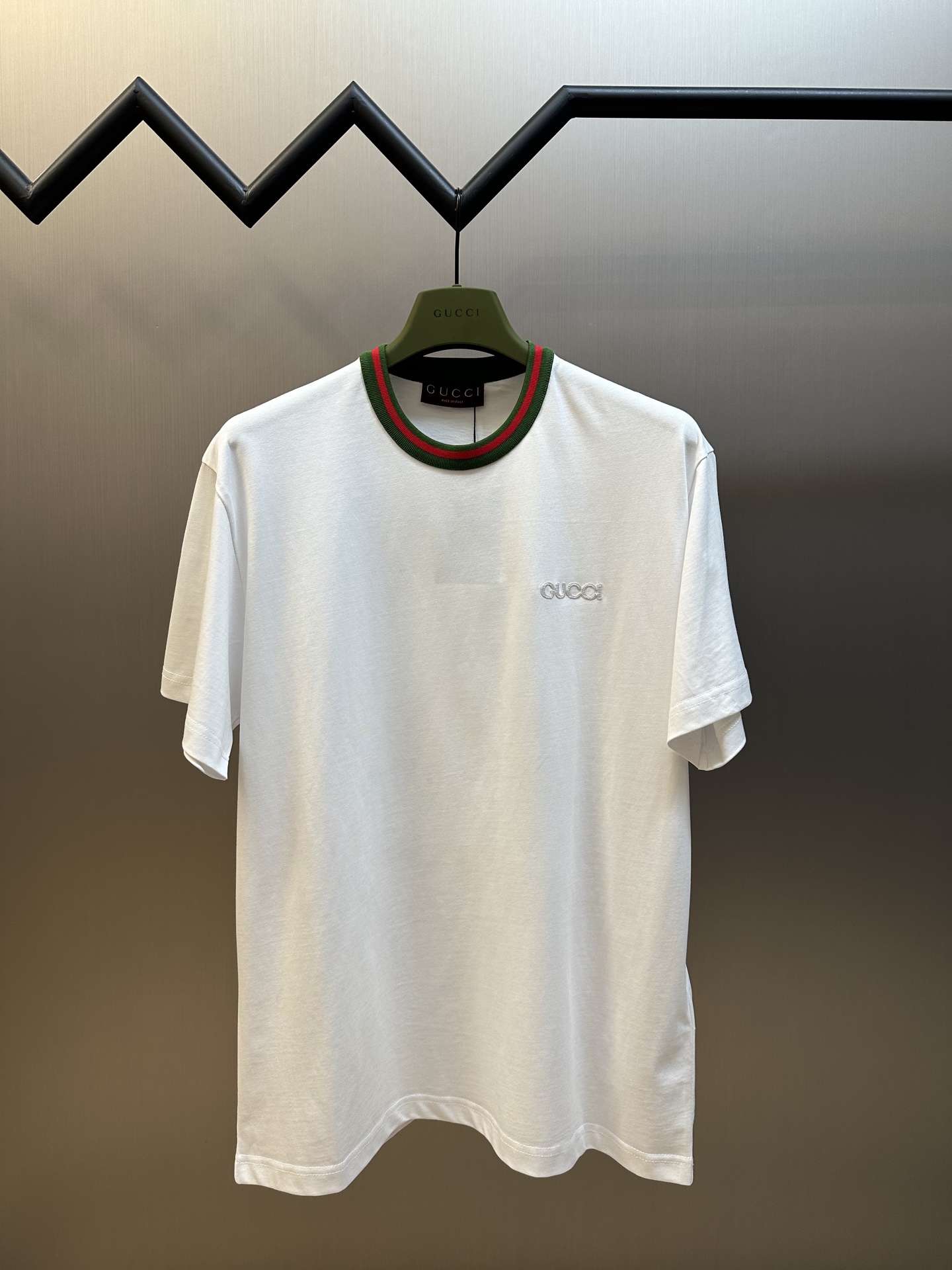 Camiseta de manga corta con cuello redondo Gucci con ribete rojo y verde, tejido de punto liso de algodón puro, utiliza…