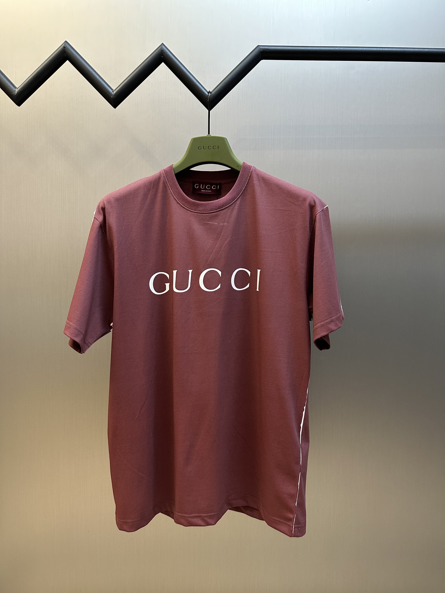 Camiseta de manga corta con cuello redondo Gucci de borde blanco y efecto pulverizado, tejido de punto liso de algodón …