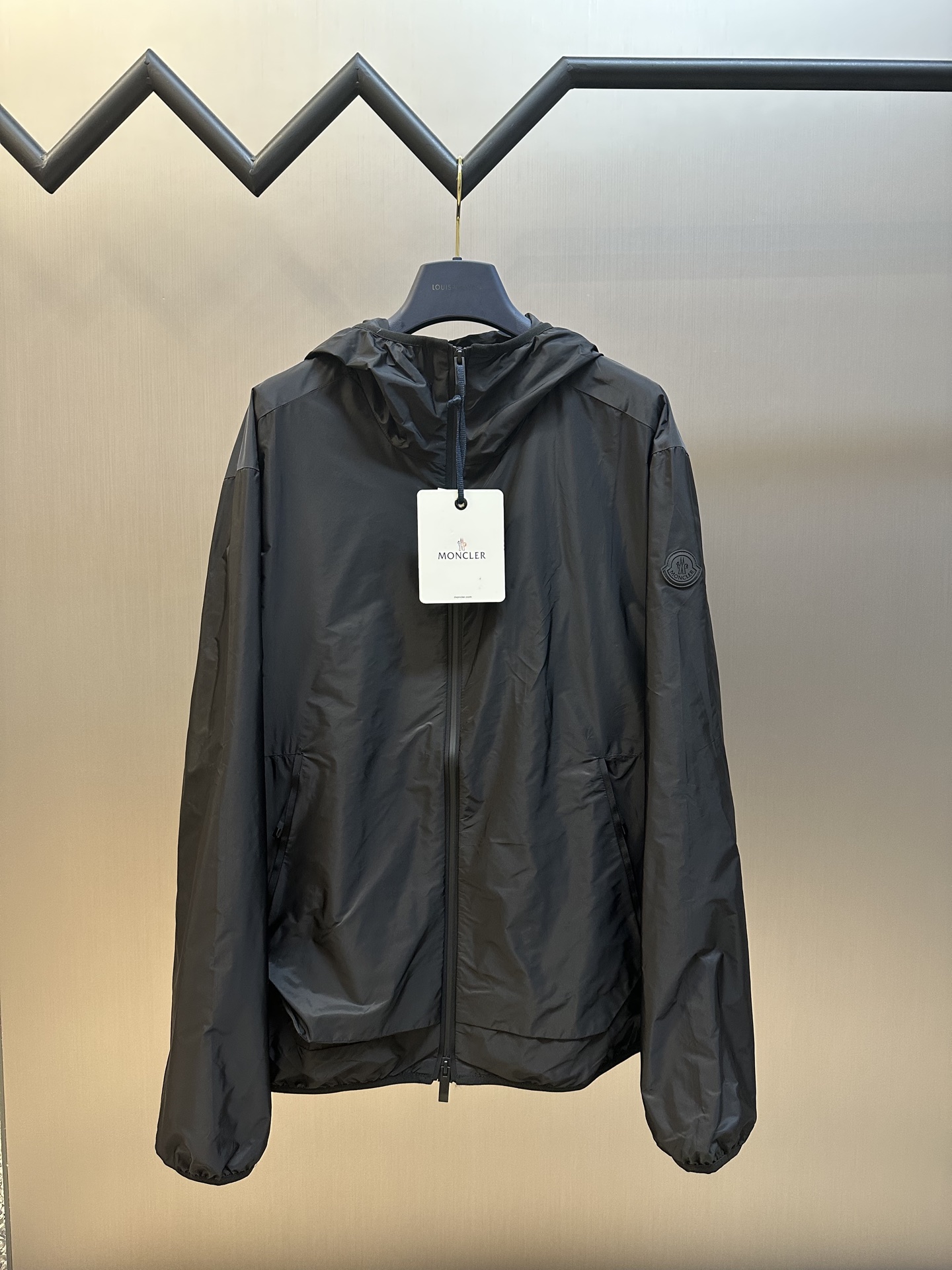Chaqueta con capucha estampada de Montclair. Confeccionada en nailon ligero de alta densidad, lo que la hace extremadam…