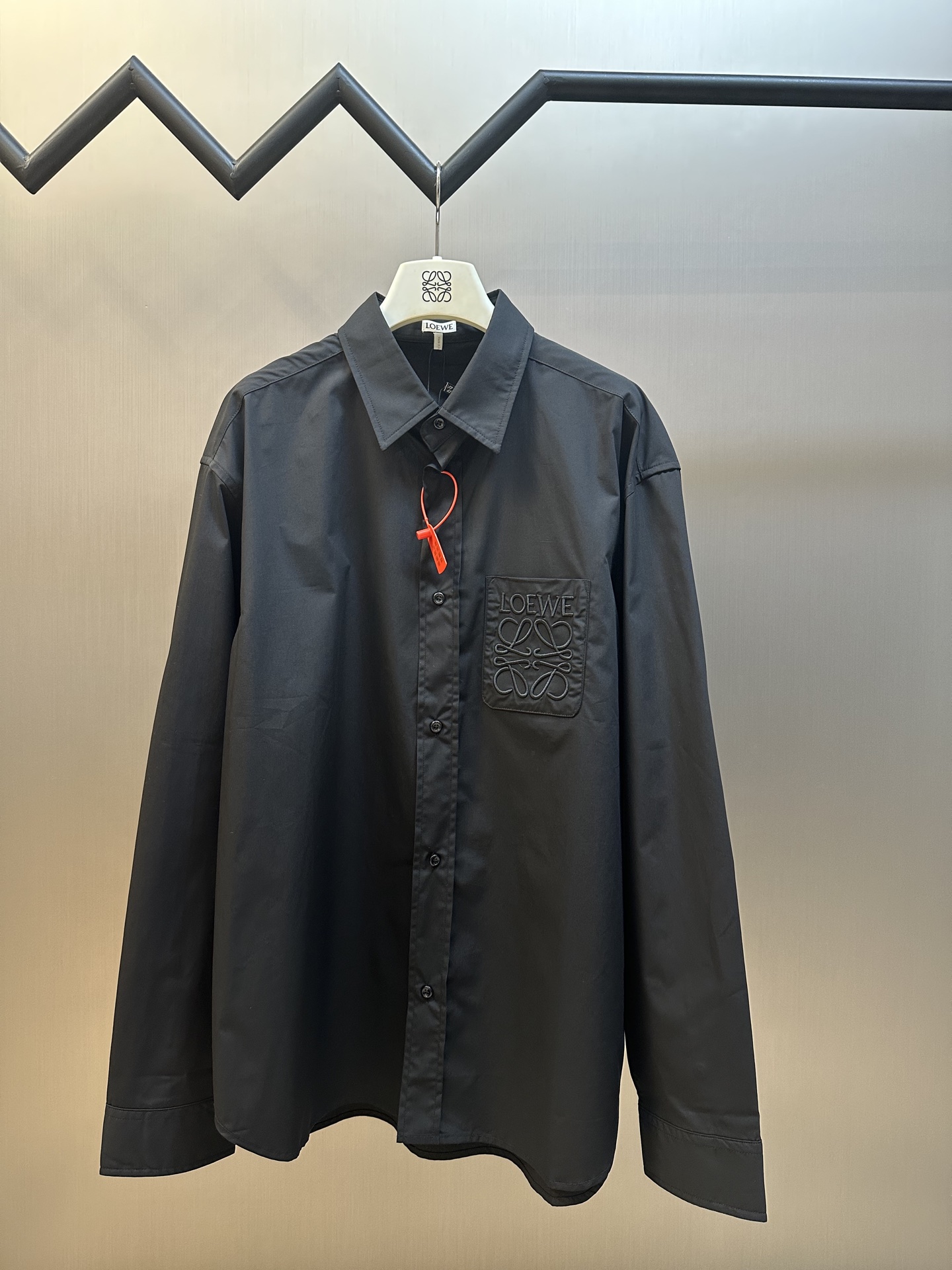 🅿️245 Camisa de bolsillo Anagram de Loewe: algodón suave personalizado P-Soft, con un bolsillo bordado de Loewe sutilm…