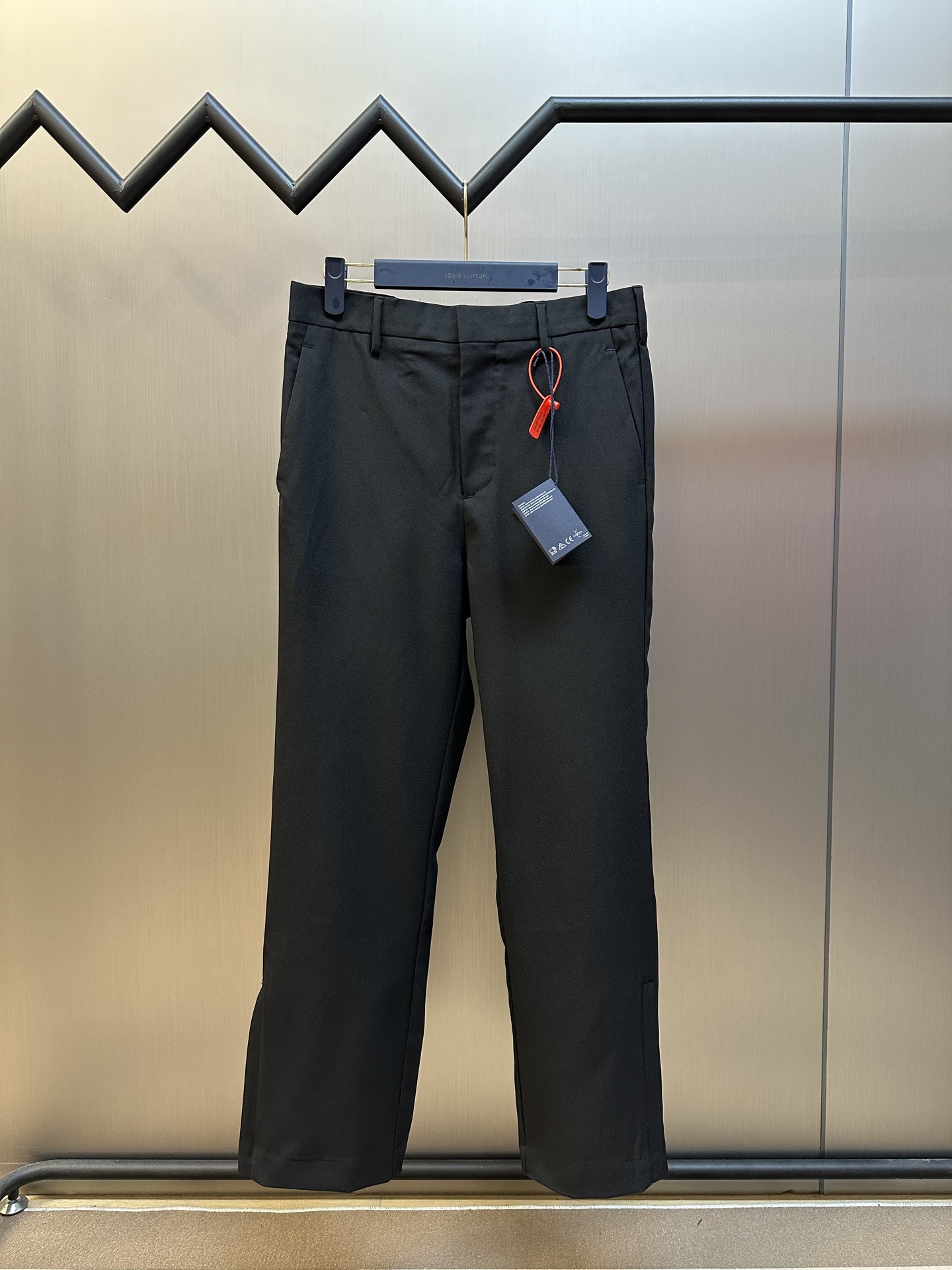 Pantalón casual Prada con logo triangular. Pantalón personalizado de poliéster y antiarrugas. La parte trasera está dec…