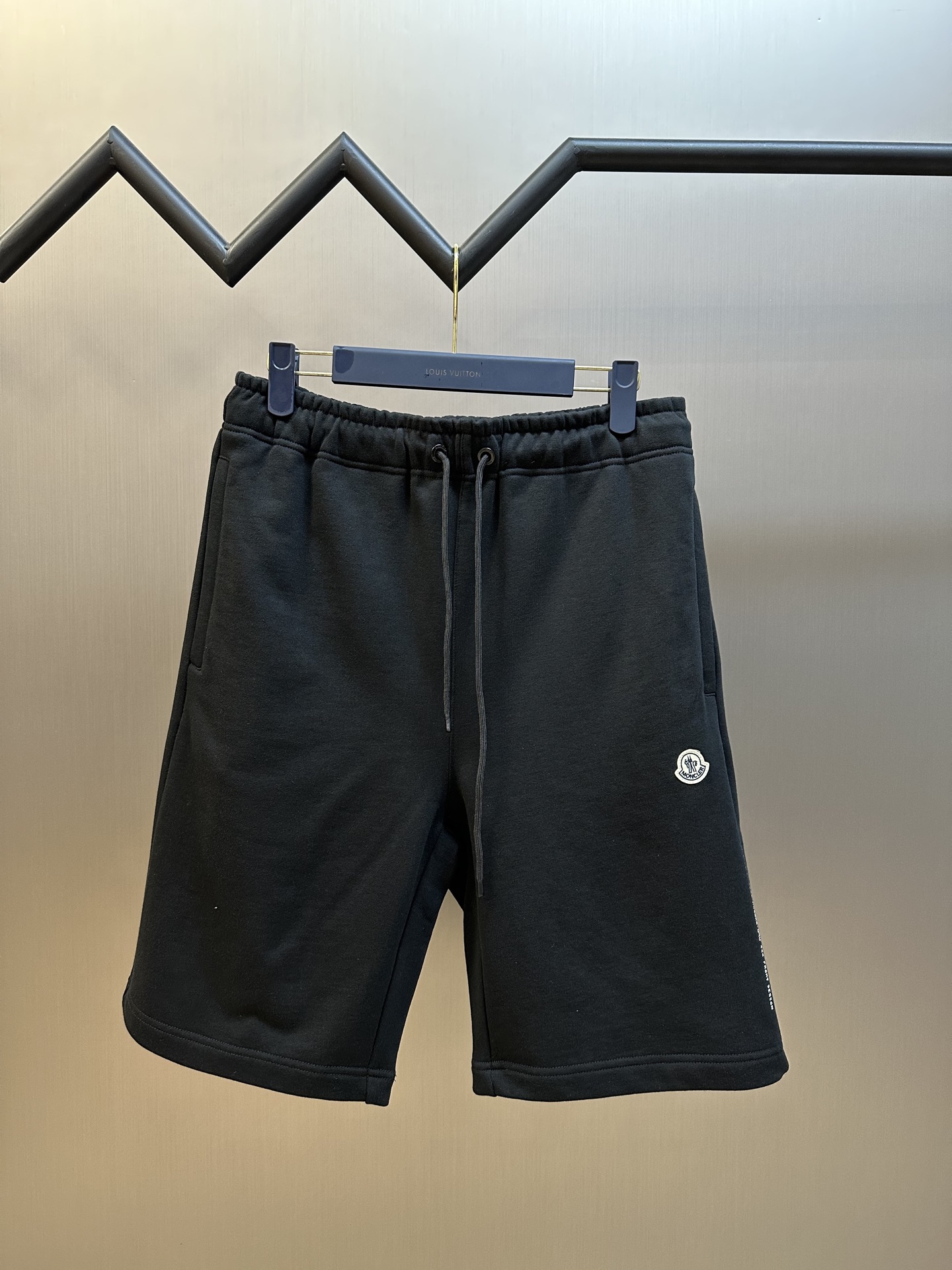 Pantalones cortos con insignia de la colaboración Montclair y Hiroshi Fujiwara. Confeccionados en 100% algodón, con un …