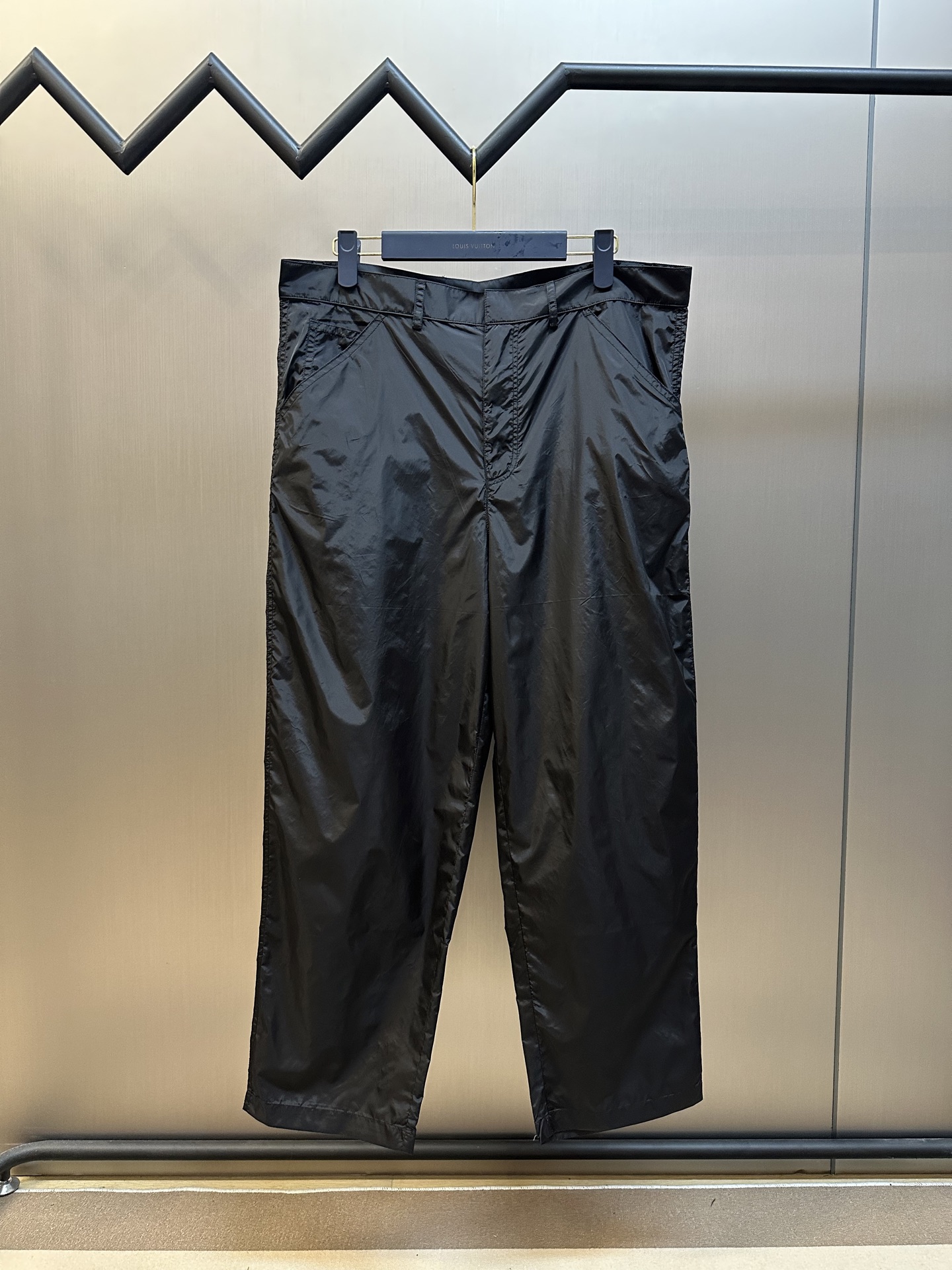 Los pantalones de nailon regenerado de PRADA están confeccionados con el icónico tejido de nailon regenerado de la marc…