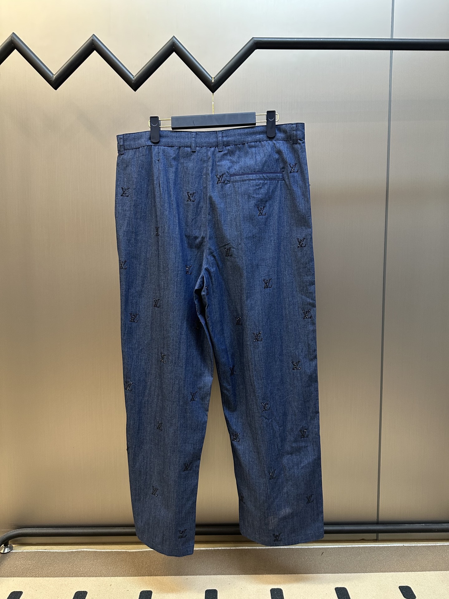 Louis Vuitton Linen Pants with Diamond Embellishments, Casual Denim Jeans 5 i1743915796991 129 0 3