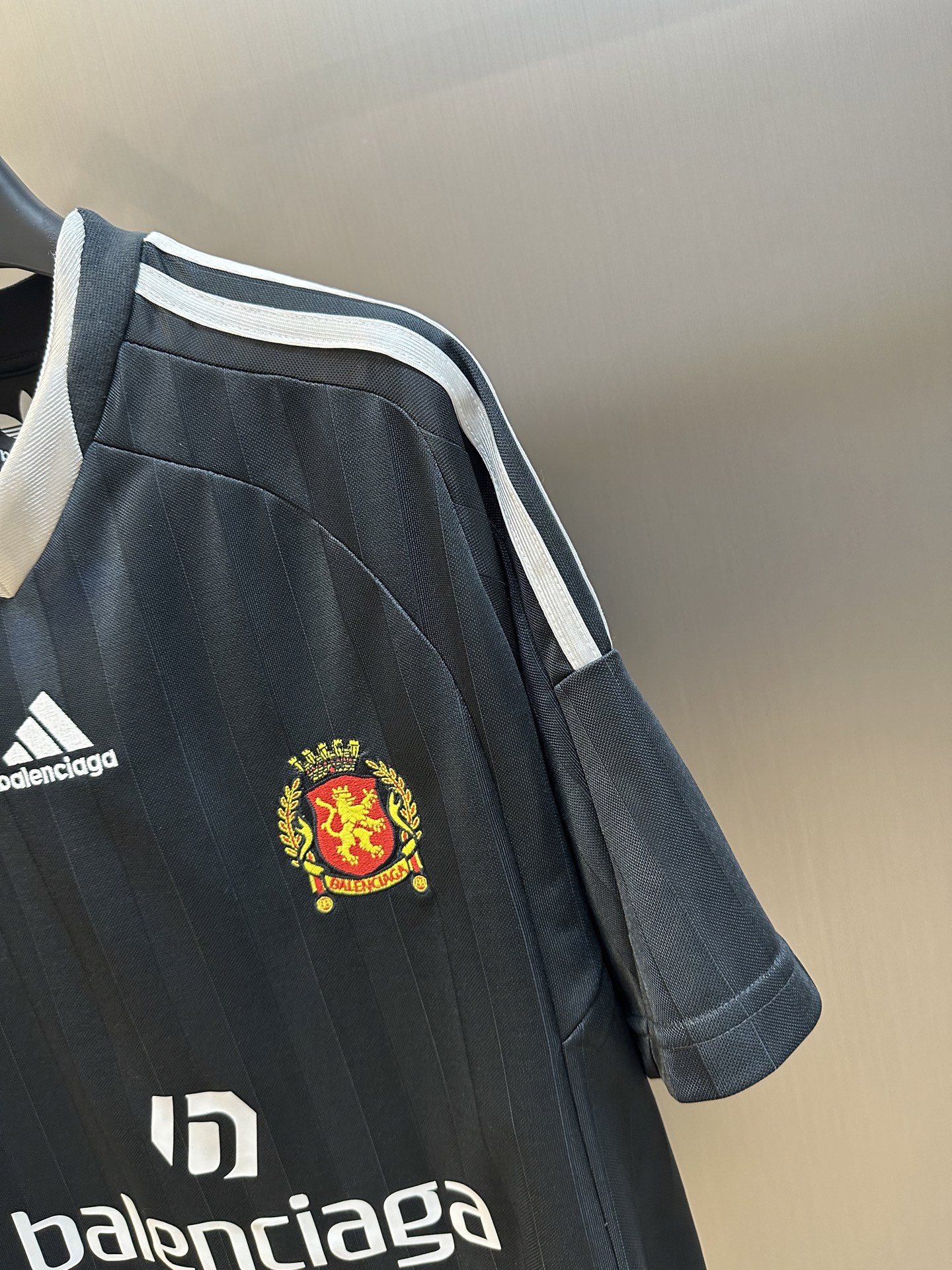   巴黎世家 x Adidas 曼联条纹足球短袖

独家开发面料！从胚布开始定做，1吨起订100%全涤针