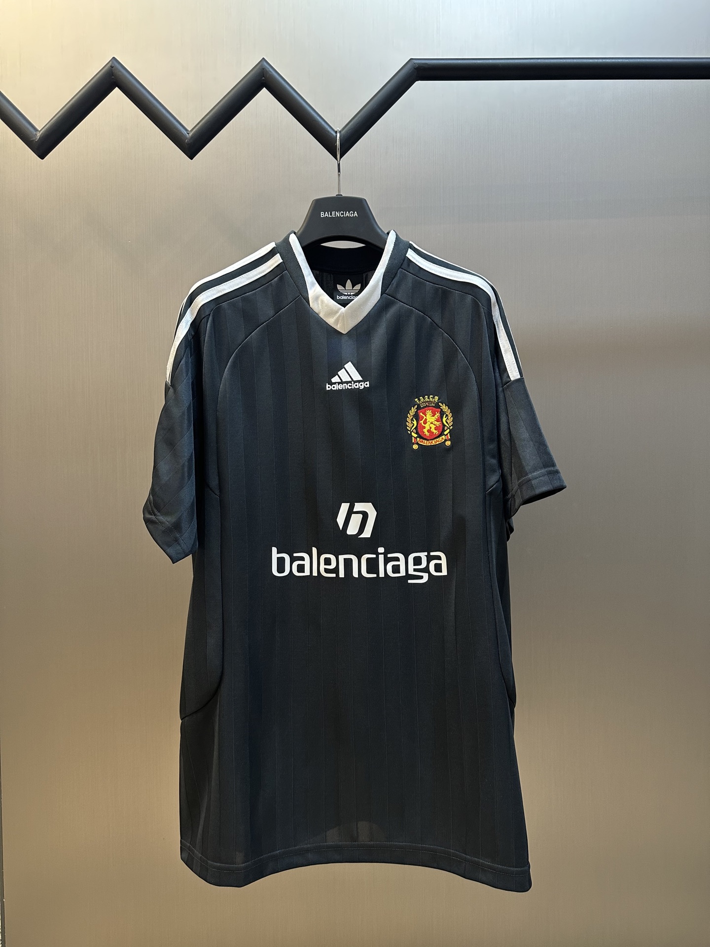   巴黎世家 x Adidas 曼联条纹足球短袖

独家开发面料！从胚布开始定做，1吨起订100%全涤针
