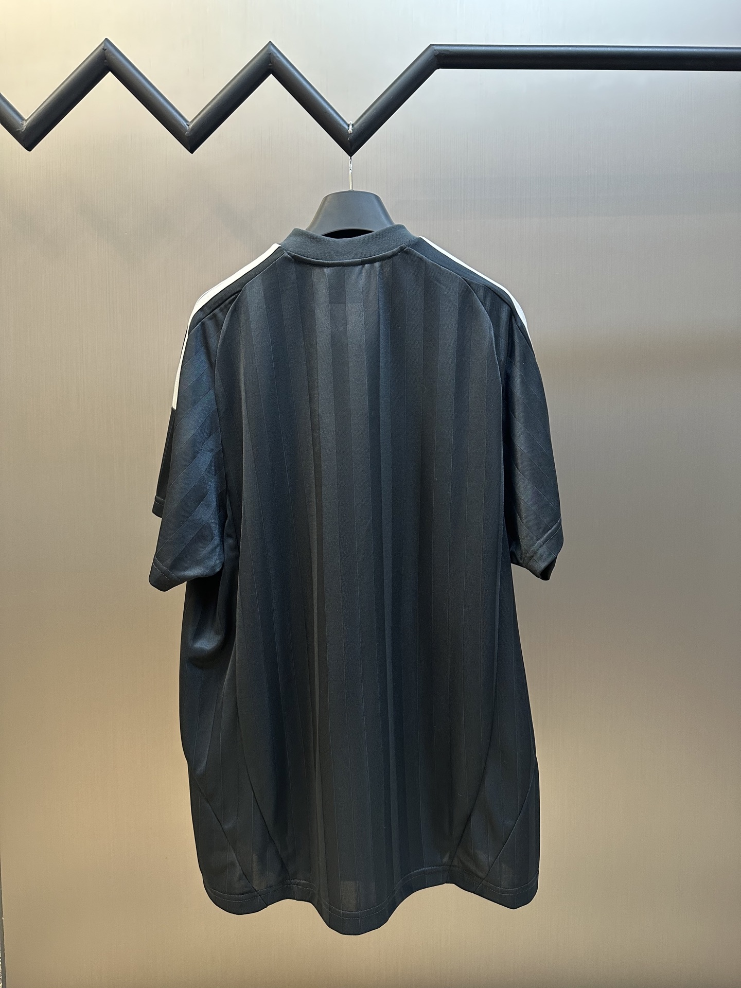   巴黎世家 x Adidas 曼联条纹足球短袖

独家开发面料！从胚布开始定做，1吨起订100%全涤针