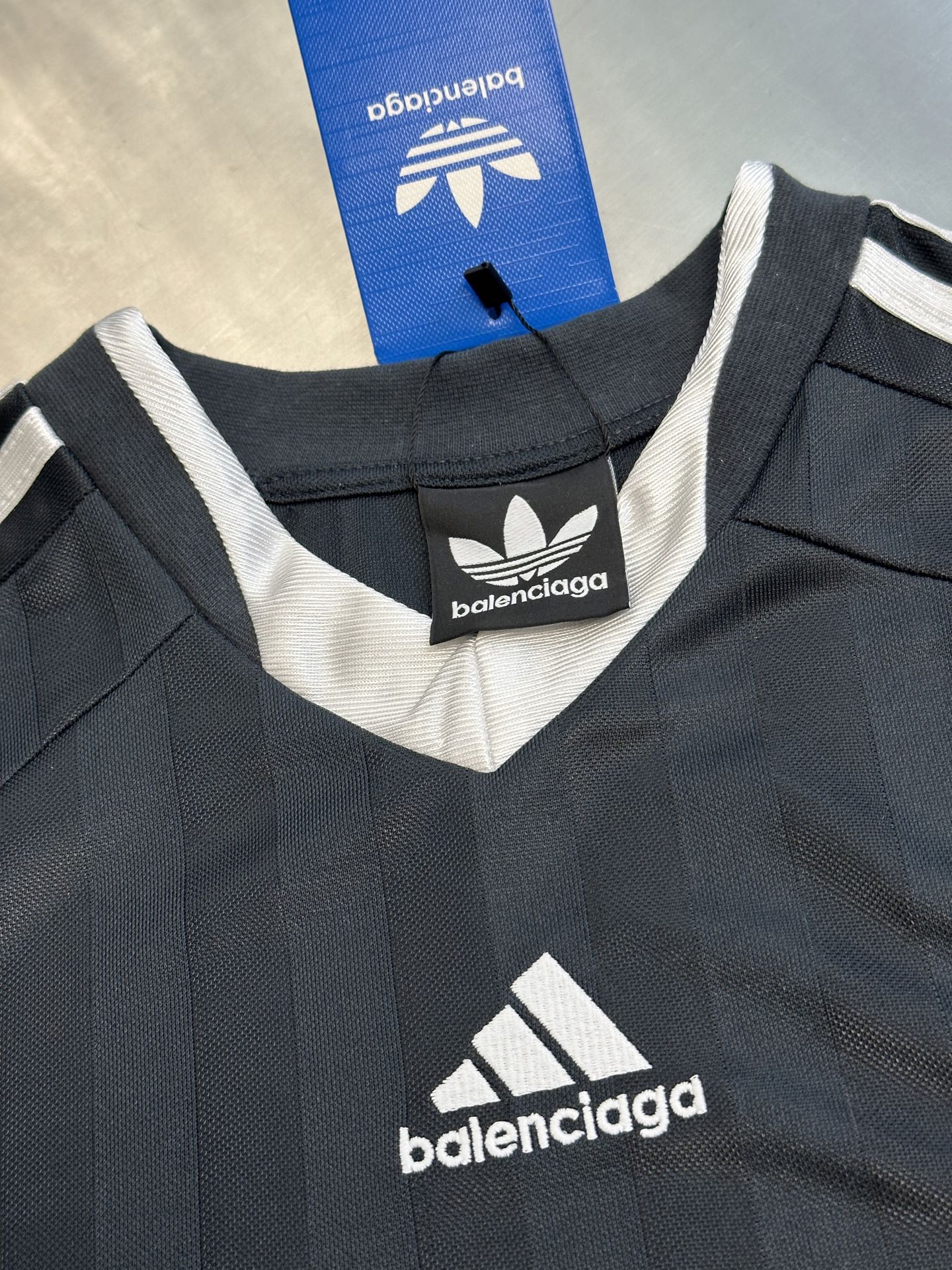   巴黎世家 x Adidas 曼联条纹足球短袖

独家开发面料！从胚布开始定做，1吨起订100%全涤针