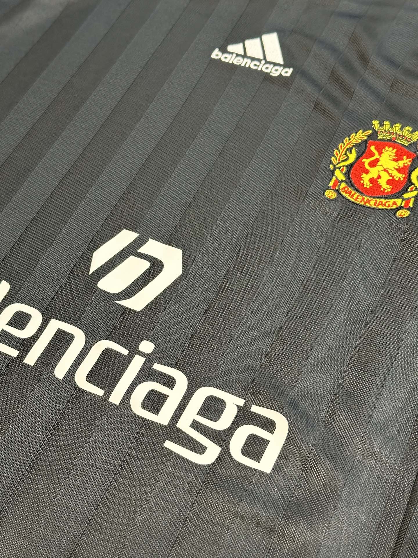  巴黎世家 x Adidas 曼联条纹足球短袖

独家开发面料！从胚布开始定做，1吨起订100%全涤针