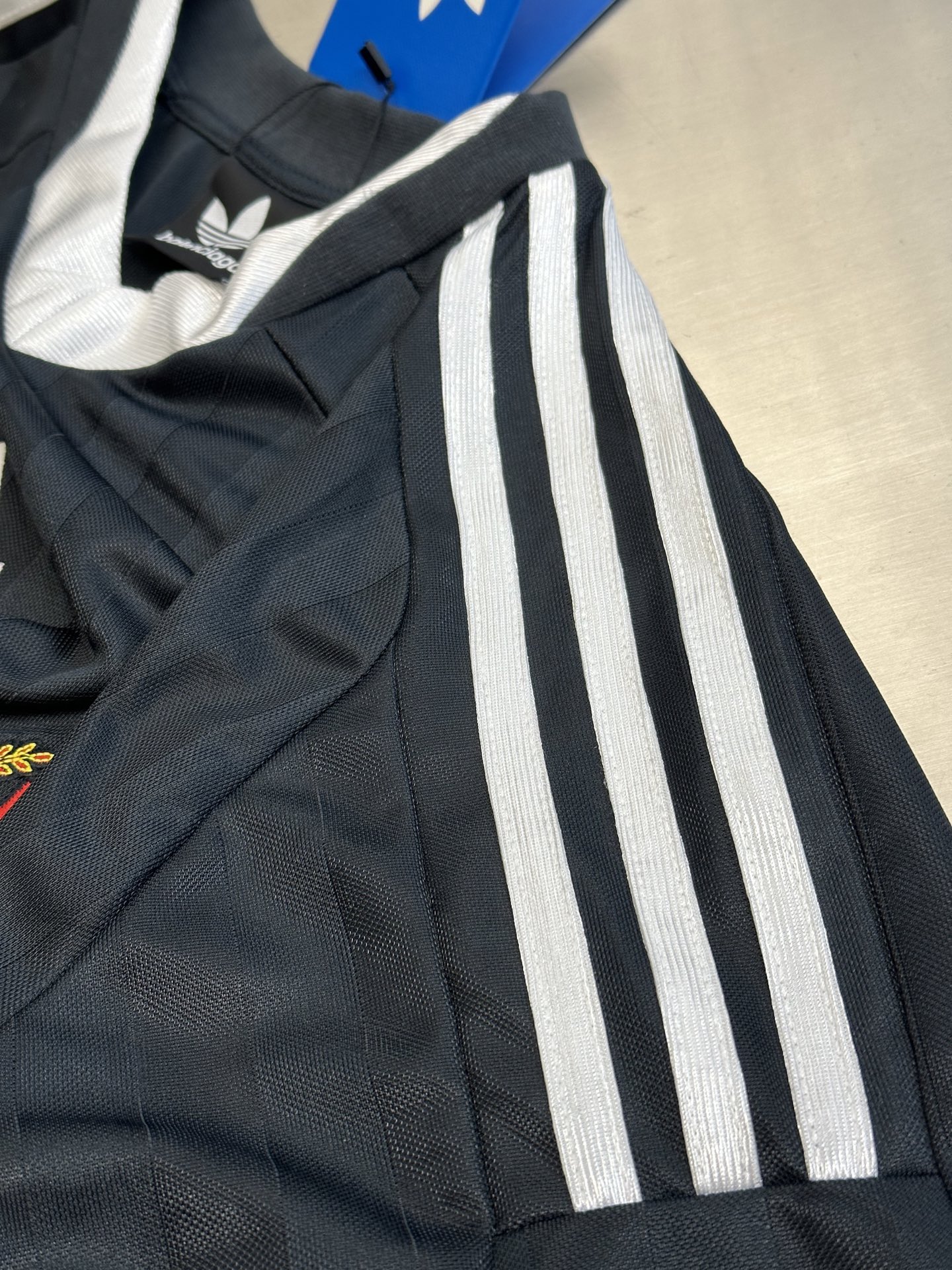   巴黎世家 x Adidas 曼联条纹足球短袖

独家开发面料！从胚布开始定做，1吨起订100%全涤针