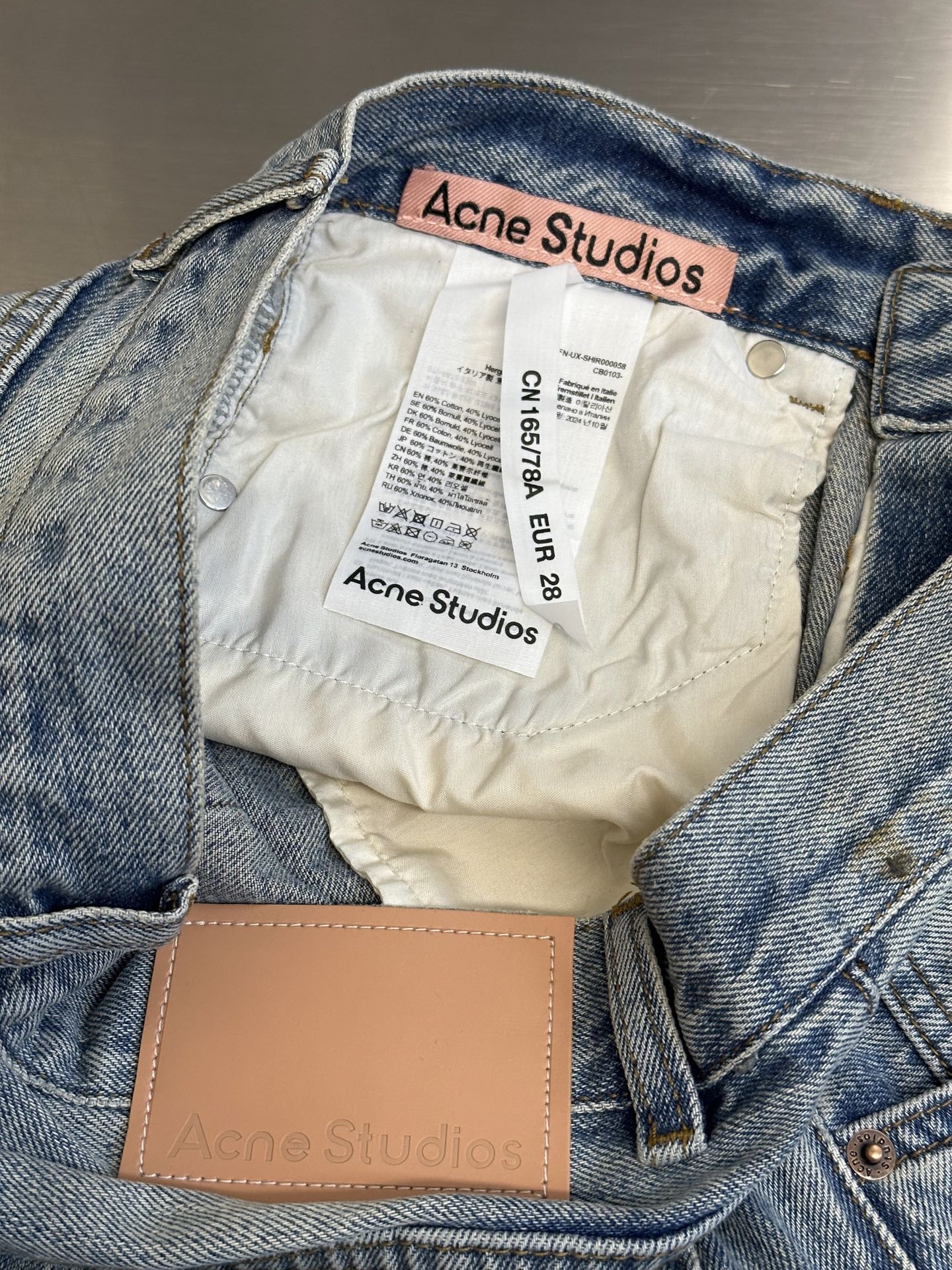     Acne 涂鸦泥染牛仔裤

中蓝色牛仔裤剪裁为超级宽松的版型，腰部适中，裤腿超级宽，长度较长。采