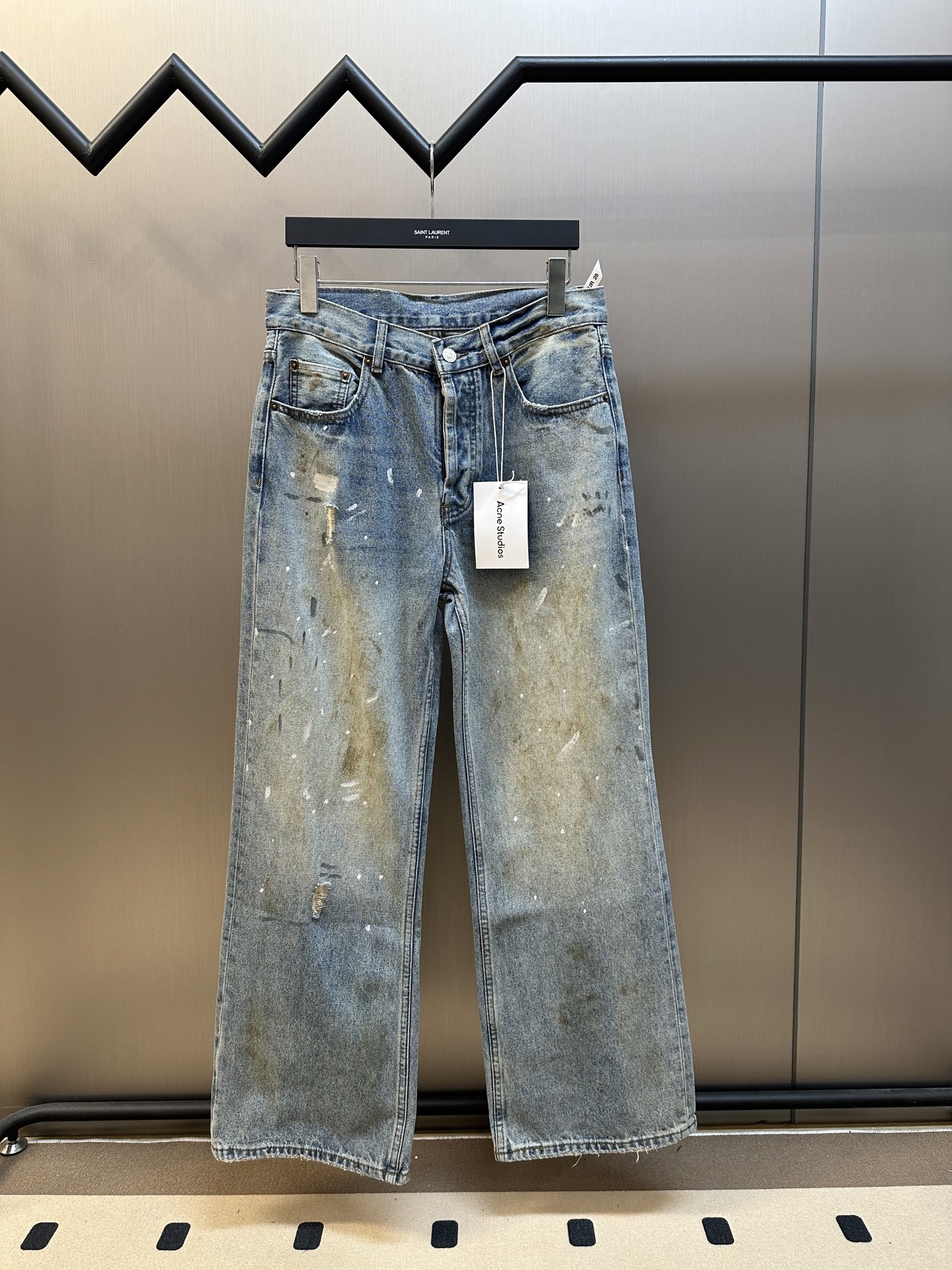     Acne 涂鸦泥染牛仔裤

中蓝色牛仔裤剪裁为超级宽松的版型，腰部适中，裤腿超级宽，长度较长。采