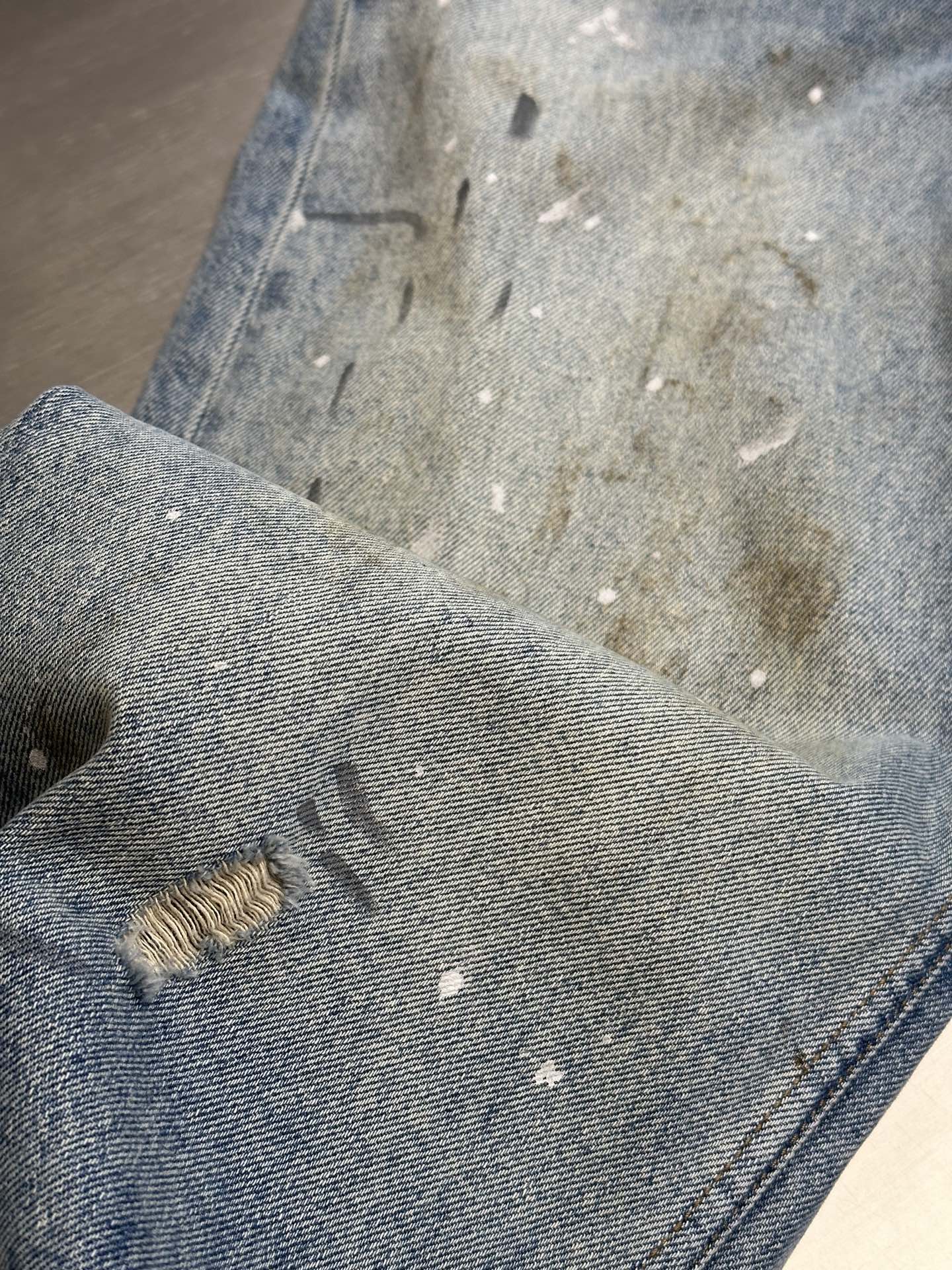     Acne 涂鸦泥染牛仔裤

中蓝色牛仔裤剪裁为超级宽松的版型，腰部适中，裤腿超级宽，长度较长。采