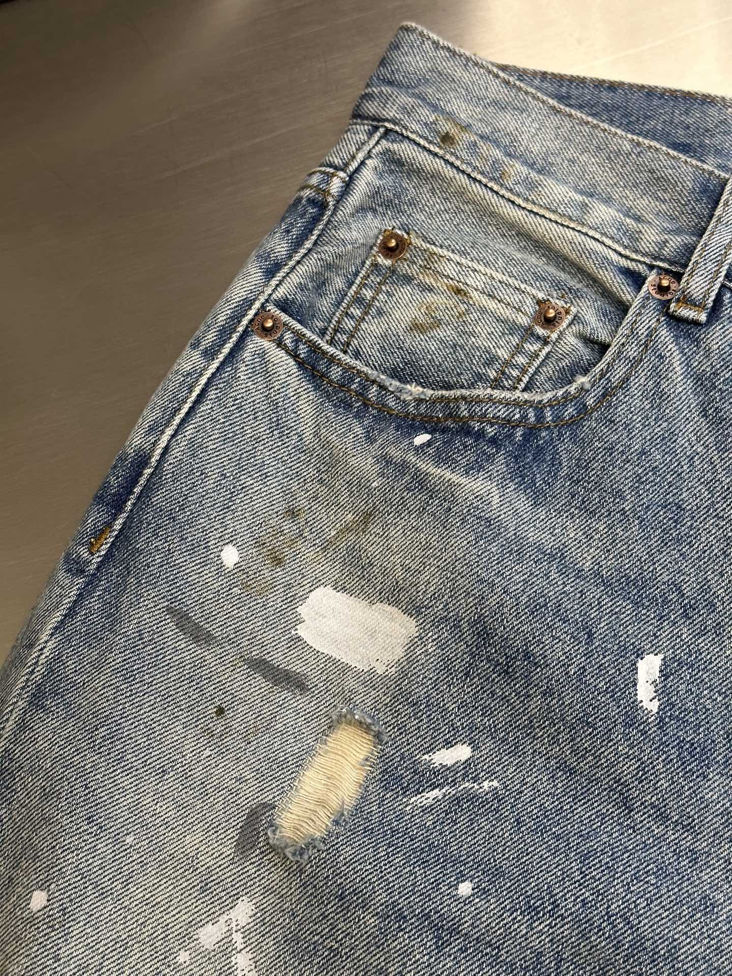     Acne 涂鸦泥染牛仔裤

中蓝色牛仔裤剪裁为超级宽松的版型，腰部适中，裤腿超级宽，长度较长。采