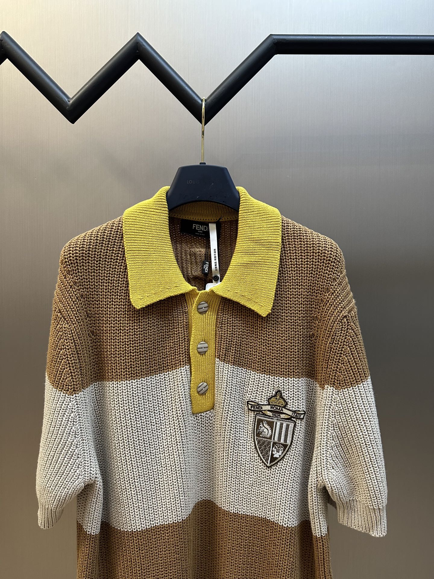     FENDI 混合平纹针织POLO衫

定染三色奢柔棉高稔棉纱，采用卓耀5针织机编织，毛料提花 