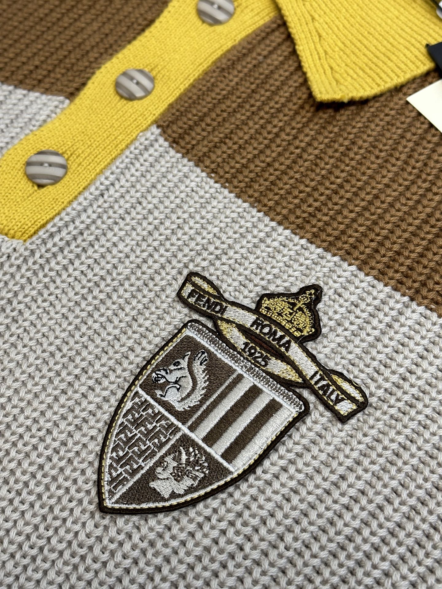     FENDI 混合平纹针织POLO衫

定染三色奢柔棉高稔棉纱，采用卓耀5针织机编织，毛料提花 
