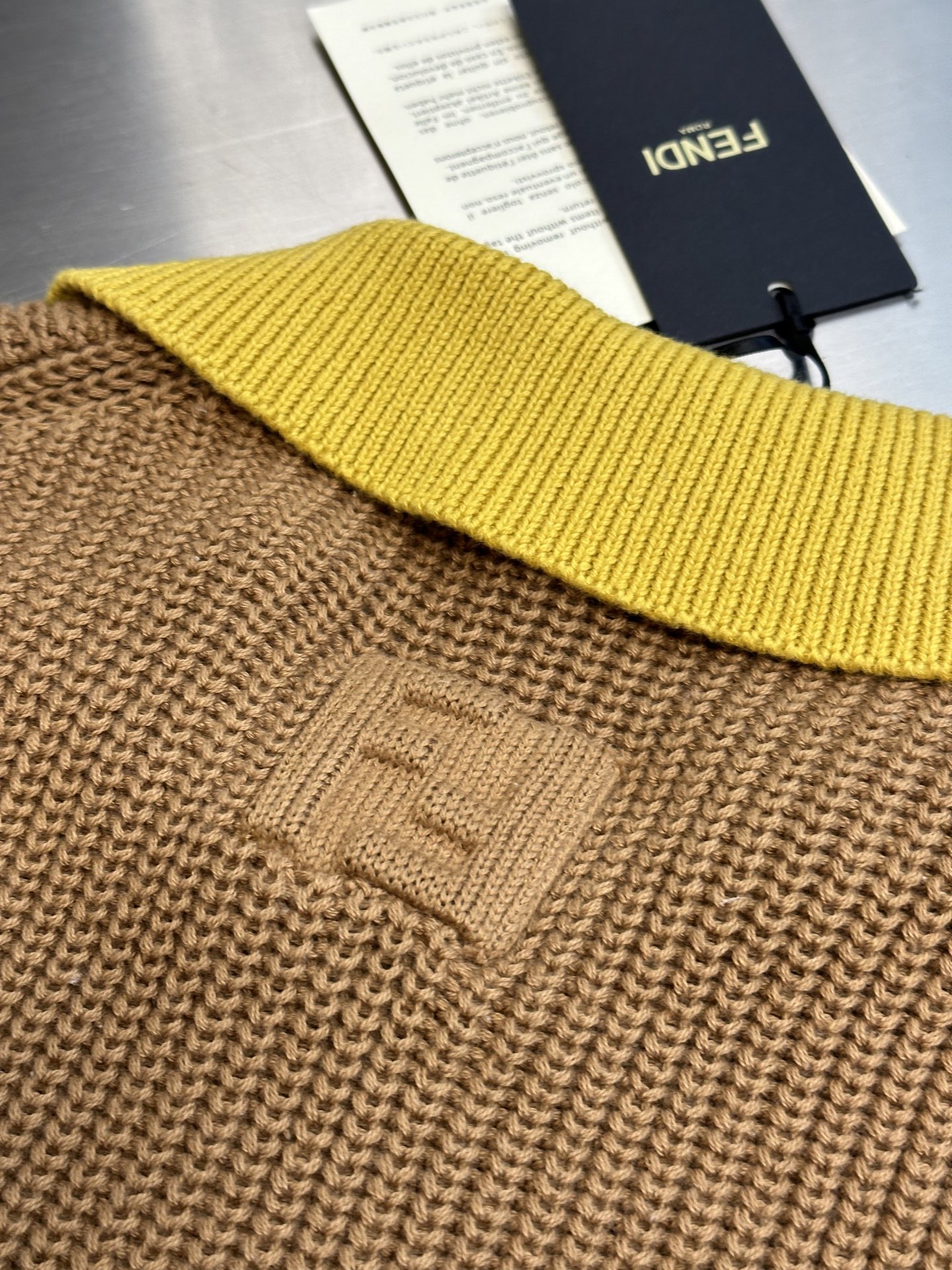     FENDI 混合平纹针织POLO衫

定染三色奢柔棉高稔棉纱，采用卓耀5针织机编织，毛料提花 