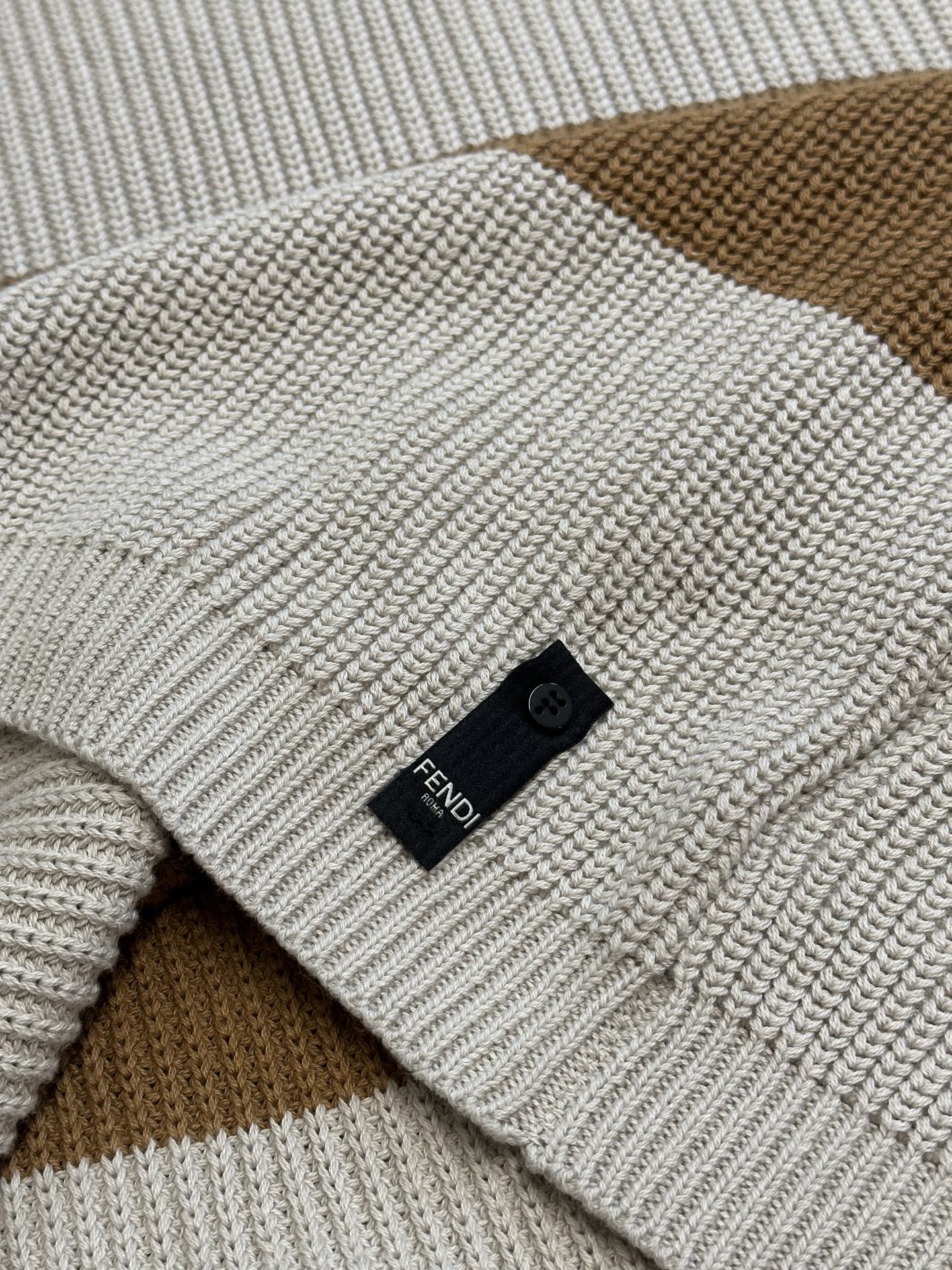     FENDI 混合平纹针织POLO衫

定染三色奢柔棉高稔棉纱，采用卓耀5针织机编织，毛料提花 
