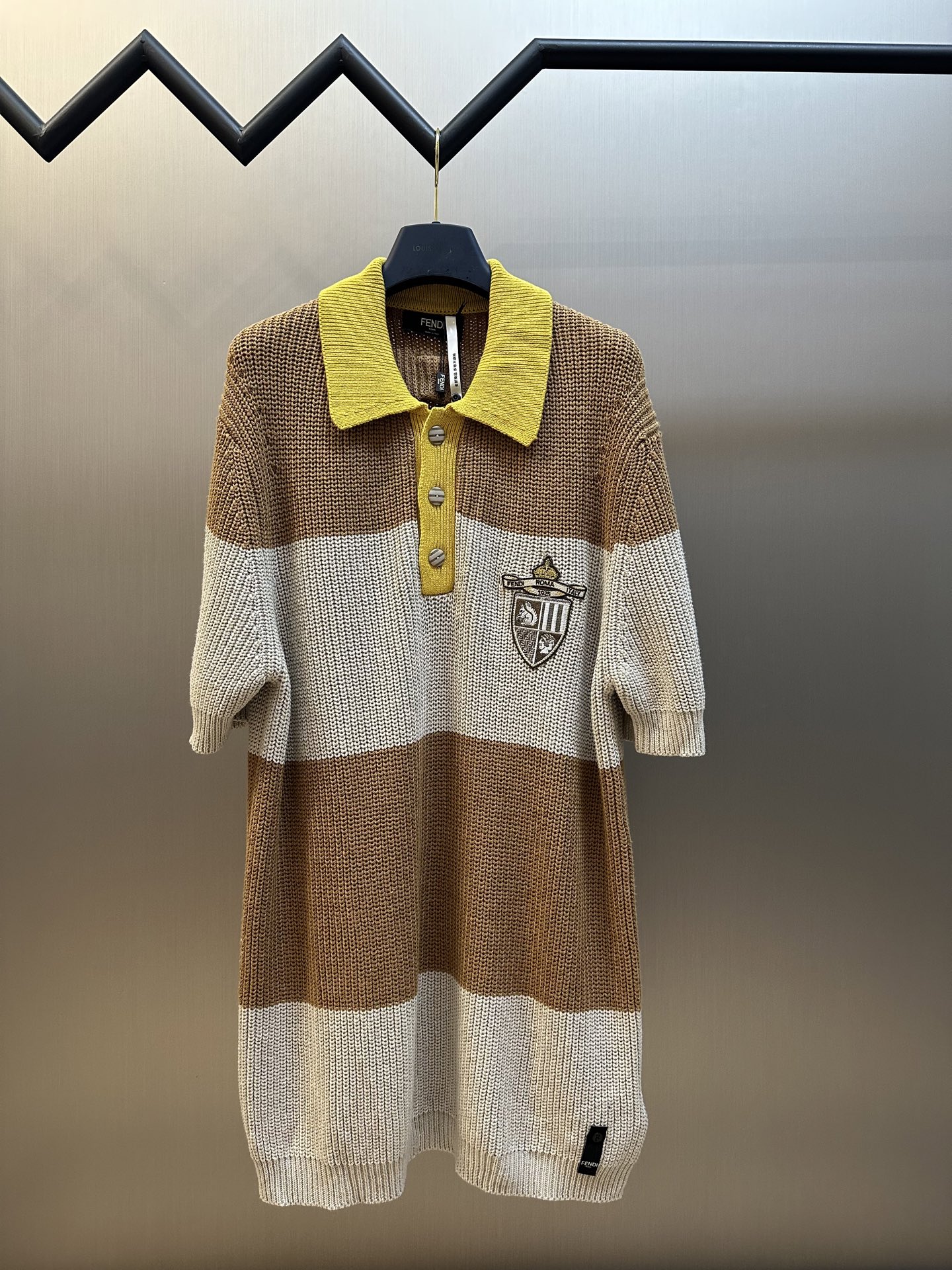     FENDI 混合平纹针织POLO衫

定染三色奢柔棉高稔棉纱，采用卓耀5针织机编织，毛料提花 