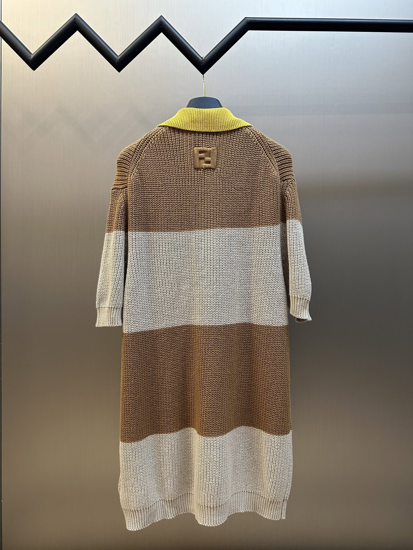     FENDI 混合平纹针织POLO衫

定染三色奢柔棉高稔棉纱，采用卓耀5针织机编织，毛料提花 