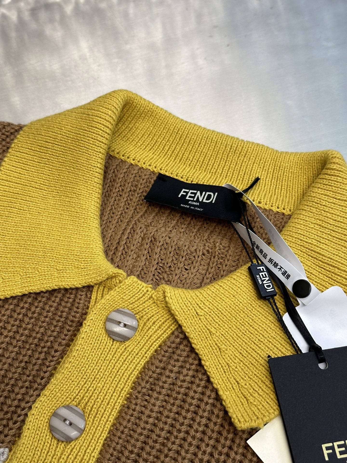     FENDI 混合平纹针织POLO衫

定染三色奢柔棉高稔棉纱，采用卓耀5针织机编织，毛料提花 