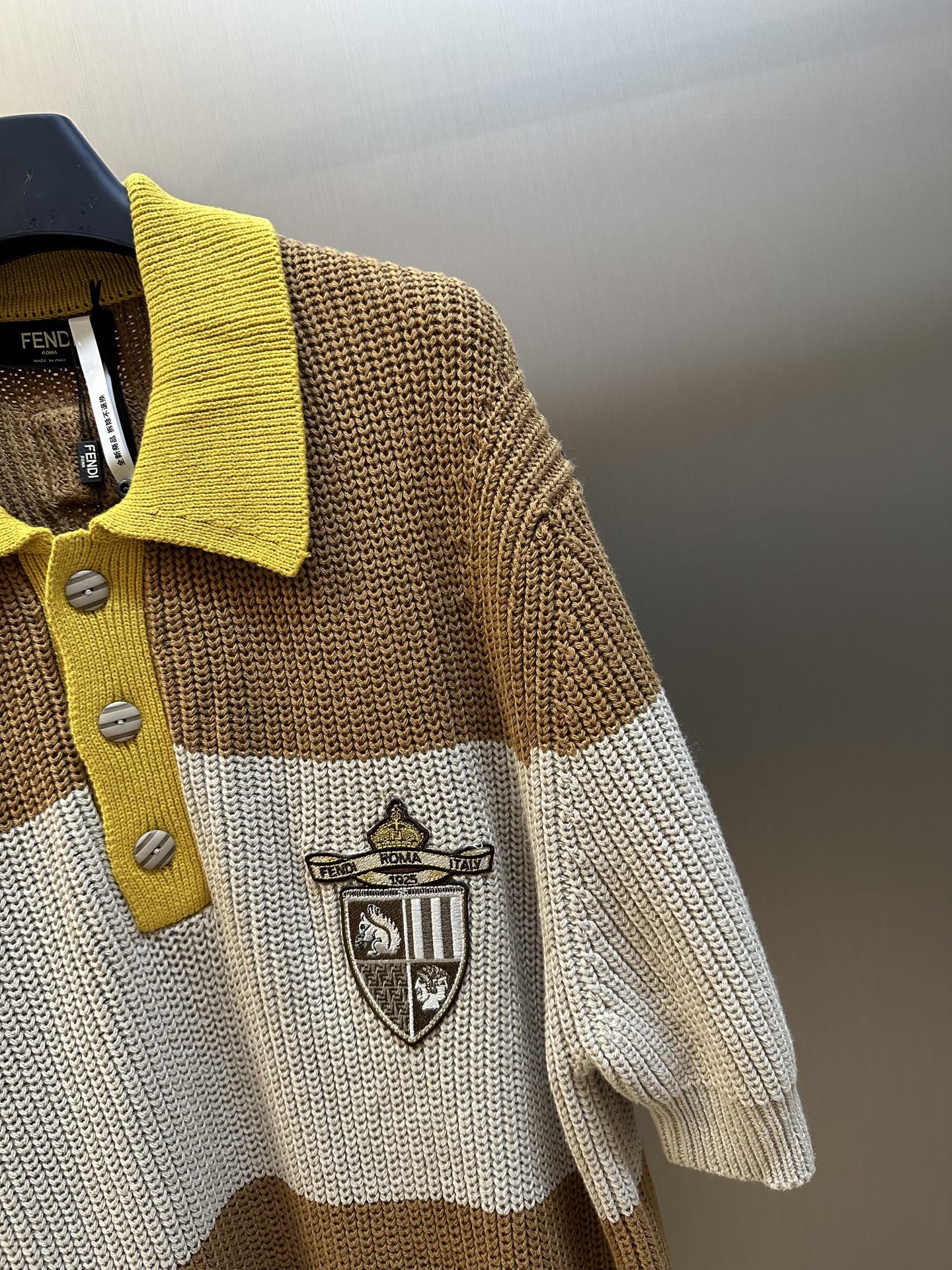     FENDI 混合平纹针织POLO衫

定染三色奢柔棉高稔棉纱，采用卓耀5针织机编织，毛料提花 