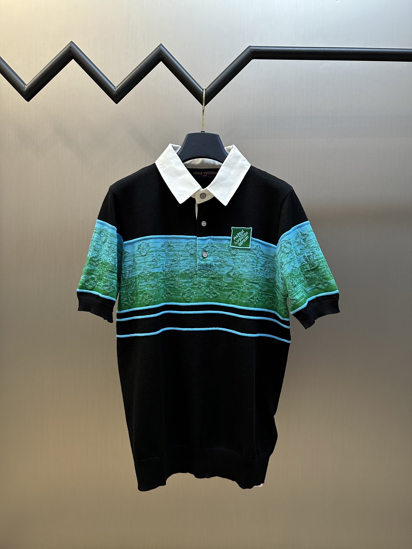 P190 Lu Polo con mangas jacquard. Este polo está confeccionado en tejido de punto de algodón suave con diseño de camisa…