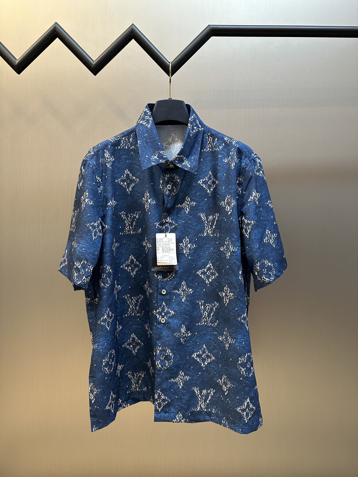 NO:414891,Lv printed short-sleeved shirt adopts high-density cotton poplin, 75D lining cloth, direct injection of cloth, positioning cutting bed, high temperature pre-shrink sizes m l xl,,louis vuitton,shirts,T-shirt,alexander wang19860909Lv 印花短袖衬衫 采用高密度棉质府绸,75D衬布,布匹直喷,定位裁床,高温预缩 sizes m l xl,,louis vuitton,shirts,T-shirt,alexander wang,Men's clothing