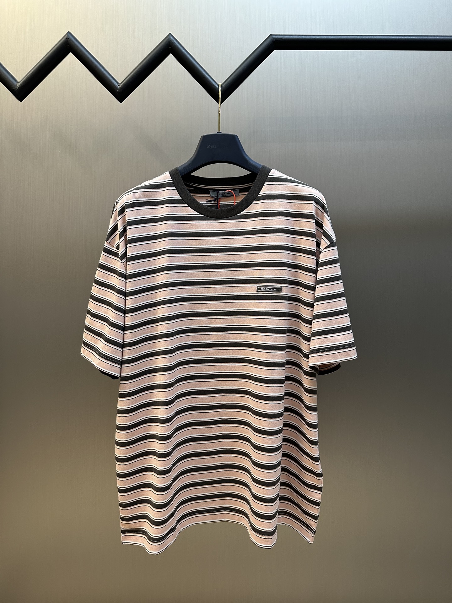 NO:414875,Prada Tag Striped Short Sleeve Customized 60 Double-Stand Exclusive Striped Material, the chest is decorated with brand labels as the finishing touch, highlighting the brand identity symbol. The ergonomic three-dimensional cutting is returned to the traditional craftsmanship, and through the division, folding, shrinking, and stretching technology. The workmanship is complex, cumbersome, slow time, and high loss. size38 40 42 44,,prada,T-shirt,alexander wang19860909Prada 标签条纹短袖 定制精密60支双股尊享条纹料,胸前饰以品牌标签作点睛之笔,彰显品牌身份象征.人体学立体裁剪,回归传统工艺手法,通过分割 折叠 抽缩 拉展技术手法.做工复杂 繁琐 时效慢 损耗高 size38 40 42 44,,prada,T-shirt,alexander wang,Men's clothing