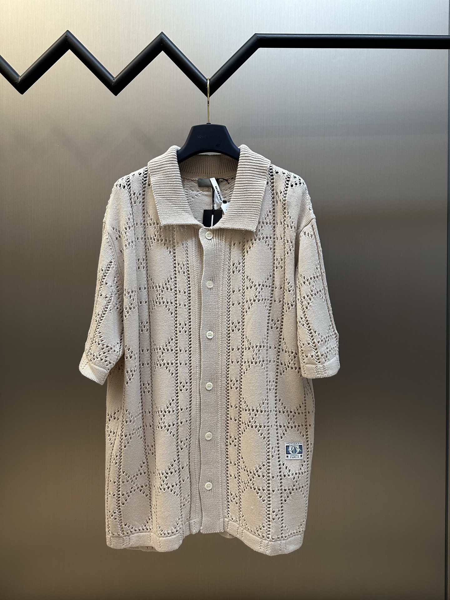 NO:414883,DIOR letter decal hollow knitted short-sleeved shirt is made of cashmere blended wool, imported (Stoll) 7 knitting machine knitting, wool jacquard, wool fermentation sizes m l xl,,dior,shirts,T-shirt,alexander wang19860909DIOR 字母贴花镂空针织短袖衬衫 采用羊绒混纺毛料,进口（Stoll）7针织机编织,毛料提花,毛料酵洗 sizes m l xl,,dior,shirts,T-shirt,alexander wang,Men's clothing