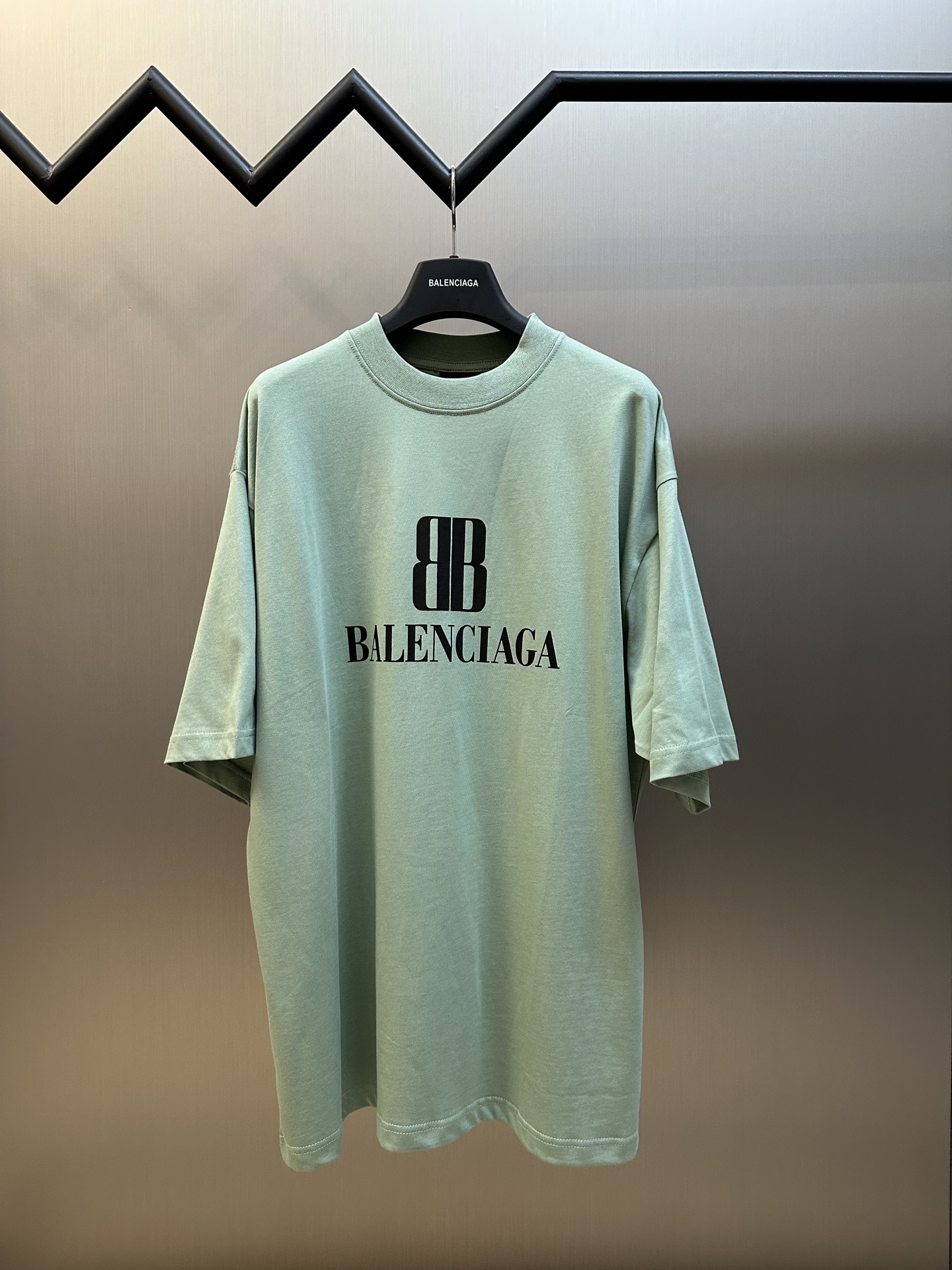 NO:414859,Balenciaga black letter double B printed short sleeves retro jersey fabric, using 15S fine cotton plain weave, 230g; matched with 32S double yarn thread, 300g. Fine cotton fabric usually has good moisture absorption, breathability, warmth and wear resistance, and is also soft and smooth. Retro fine cotton fabric is thicker with a retro style black color, and is finely processed and processed to have excellent texture and performance. The front is decorated with nano  BB Artwork Printing, High-density dot slurry printing is a unique and advanced printing technology. The dots are distributed very densely, so the printed patterns have extremely high definition and resolution. Using high-density dot slurry printing technology to print various complex patterns and textures on clothing. Ink and graffiti letter printing has a unique texture and three-dimensionality through this technology. At the same time, due to the special nature of the paste, the printed patterns have a certain attractiveness, unique visual effect, and delicate touch. The high-neck oversize loose style, oversize loose silhouette design, the basic round neck collar fall shoulder line, and the vertical pit bar weaving code is adopted from top to bottom. The neckline, cuffs, and hem have a slurry closing mouth, and the sleeve length is longer and highlights the sense of detail. The thickness of the ready-to-wear is consistent with the original version, and it is shaped separately, and the upper body is wide and not easily deformed. sizexs s m  l, balenciaga, versace, T-shirt, alexander wang19860909巴黎世家 黑字母双B印花短袖 复古平纹针织面料,采用15S精棉平纹,230g；搭配 32S双纱拉架螺纹,300g.精棉面料通常具有较好的吸湿性、透气性、保暖性和耐磨性,同时也比较柔软和光滑.复古精棉面料比较厚实的棉质面料,具有复古风格的黑色调泽,同时经过精细加工和处理,具有优良的质地和性能 正面饰以nano bb艺术作品印花,高密度网点浆印花是一种独特且高级的印刷技术,网点的分布非常密集因此印刷出的图案具有极高的清晰度和分辨率.利用高密度网点浆印花技术在服装上印刷出各种复杂的图案和纹理,水墨涂鸦感字母印花通过这种技术印刷,具有独特的质感和立体感.同时,由于浆料的特殊性质,印刷后的图案具有一定的吸引力,视觉效果独特,而且触感细腻. 高领oversize宽松版型,oversize宽松廓形设计,基础款圆领领口落肩线,自上而下采用纵向坑条织码,领口、袖口、下摆均有罗口收口,袖长更偏长突出细节感.成衣厚度与原版一致,另做定型处理,上身挺阔不易变形. sizexs s m l,,balenciaga,versace,T-shirt,alexander wang,Men's clothing