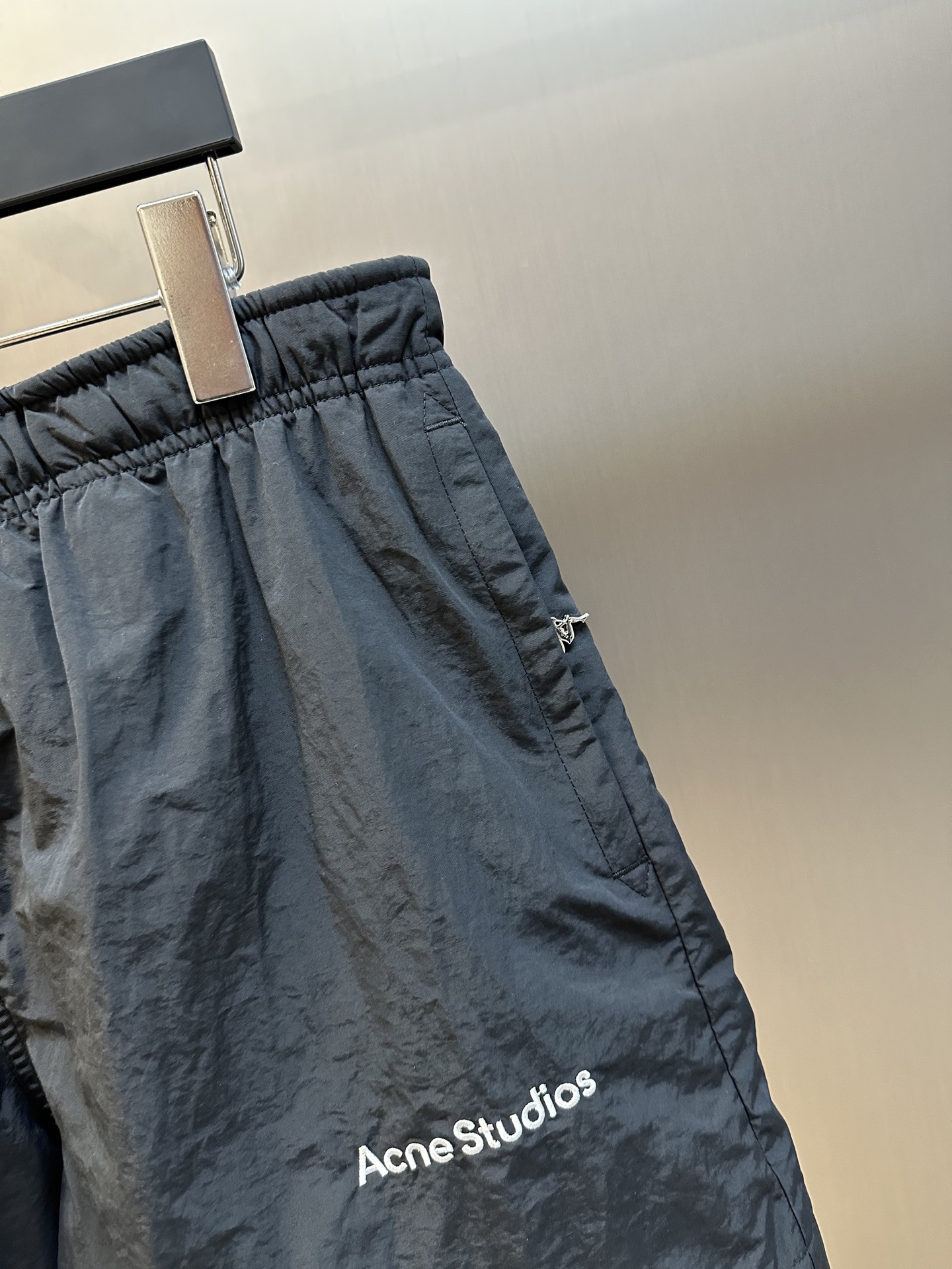Acne Studios X Kappa Logo Shorts: Customized Silk Fabric with Dynamic Design - 图片 2