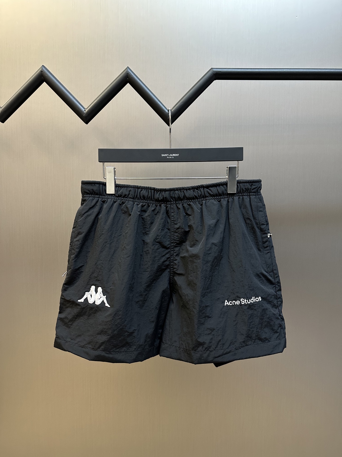 Acne Studios X Kappa Logo Shorts: Customized Silk Fabric with Dynamic Design - 图片 1