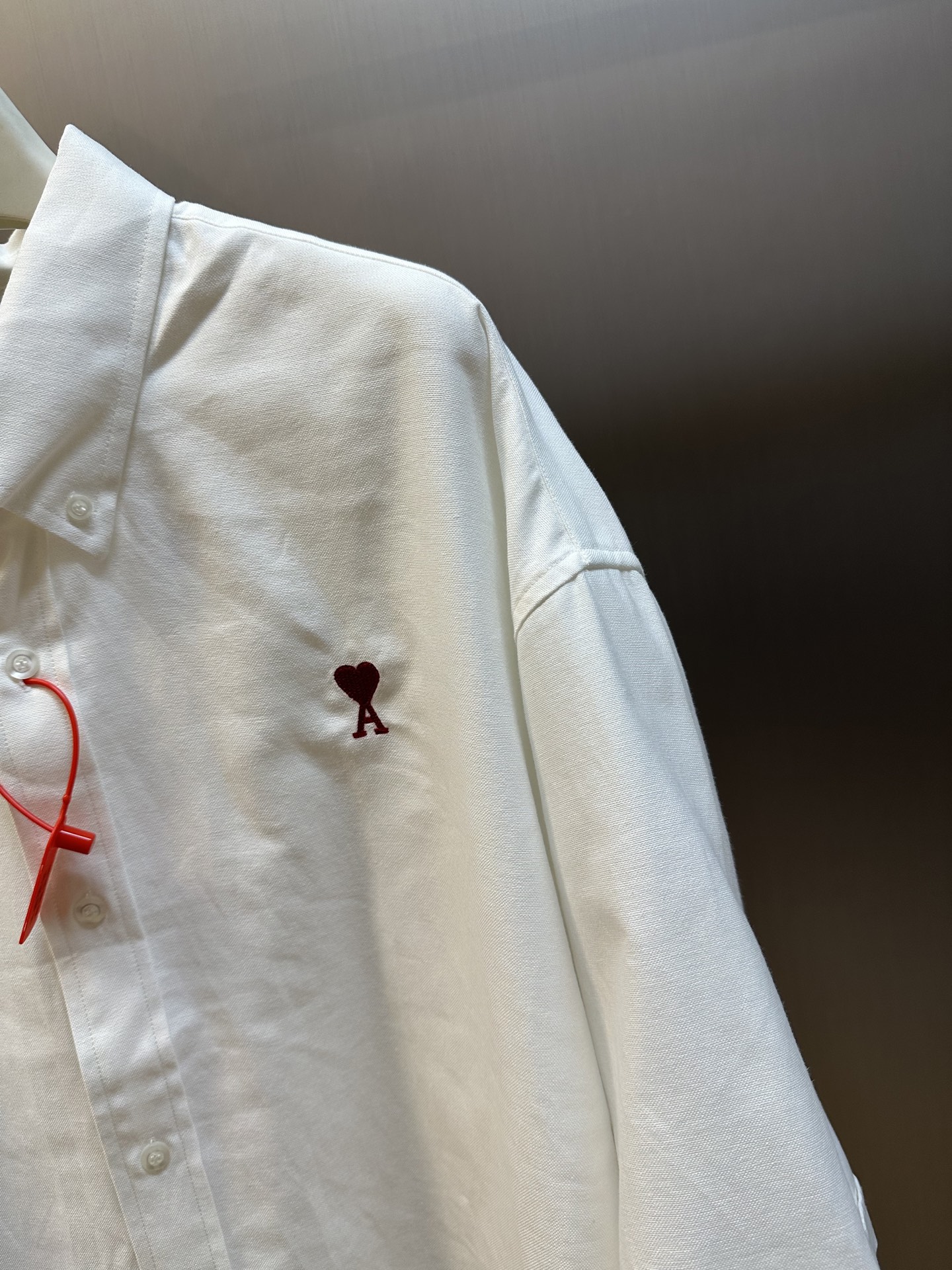 Ami Paris Red Heart Embroidered Oxford Shirt: Precision and Creativity in Every Stitch - 图片 3