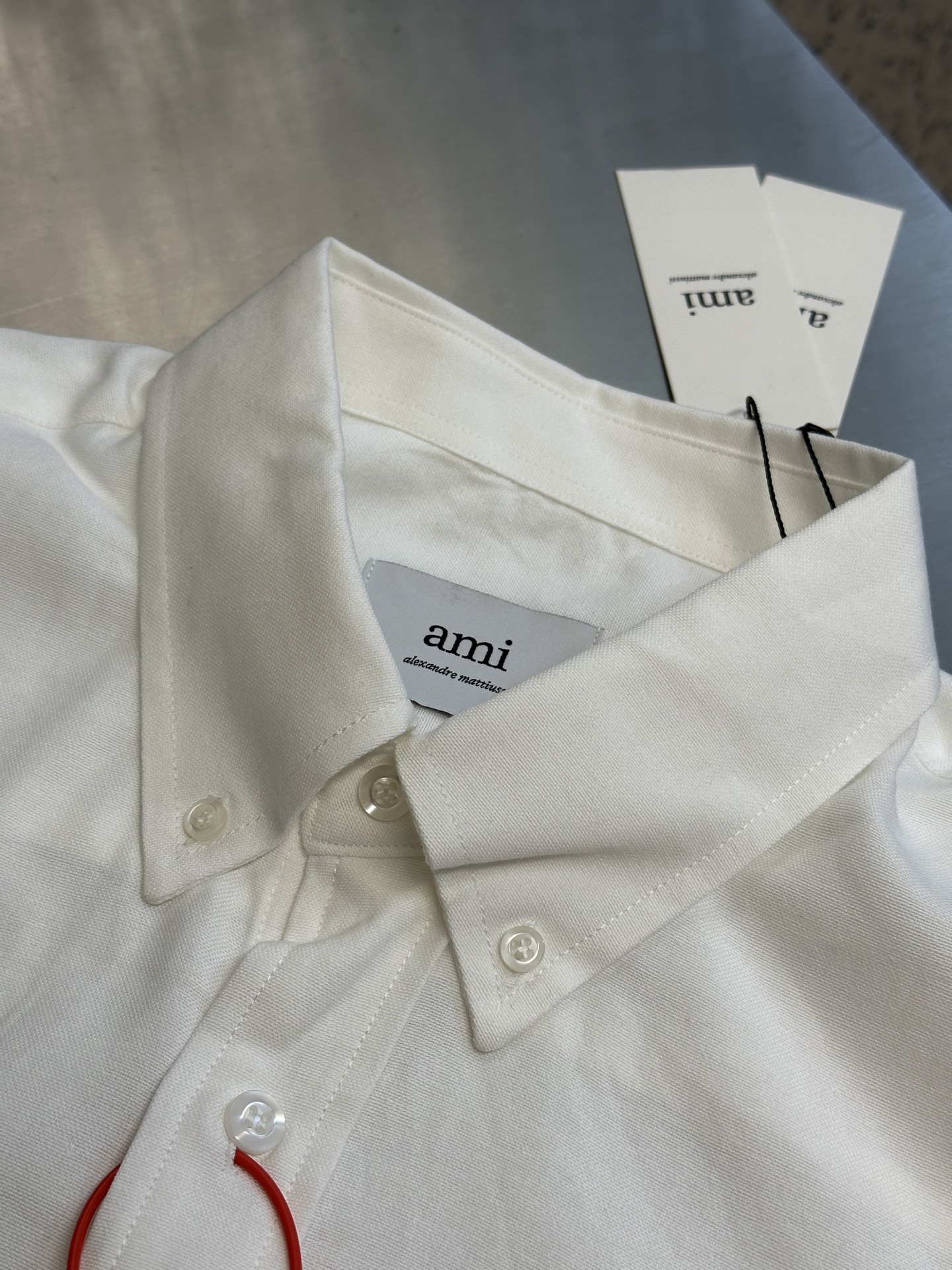 Ami Paris Red Heart Embroidered Oxford Shirt: Precision and Creativity in Every Stitch - 图片 5