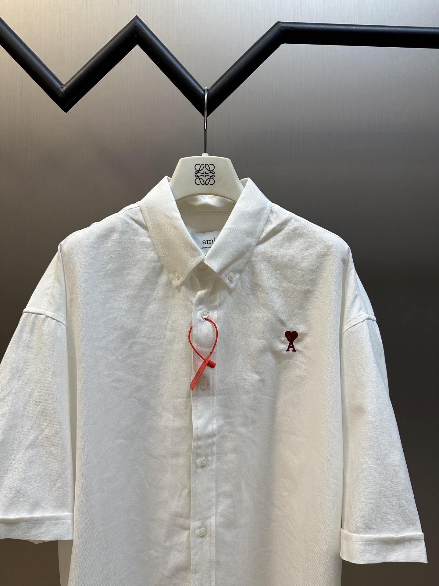 Ami Paris Red Heart Embroidered Oxford Shirt: Precision and Creativity in Every Stitch - 图片 2
