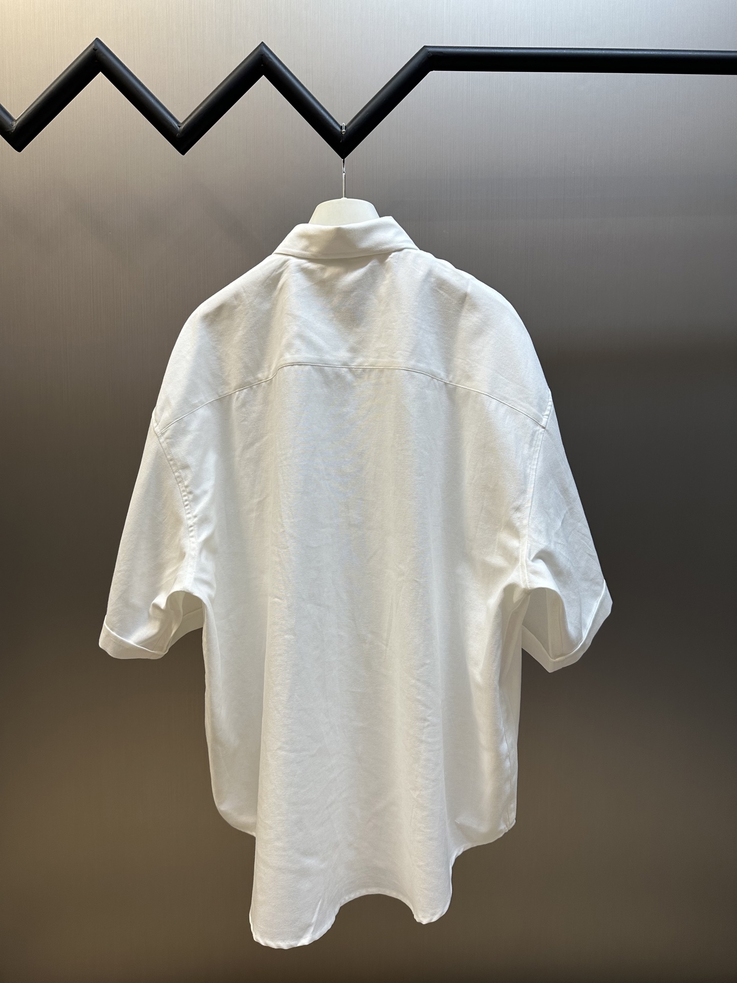 Ami Paris Red Heart Embroidered Oxford Shirt: Precision and Creativity in Every Stitch - 图片 4