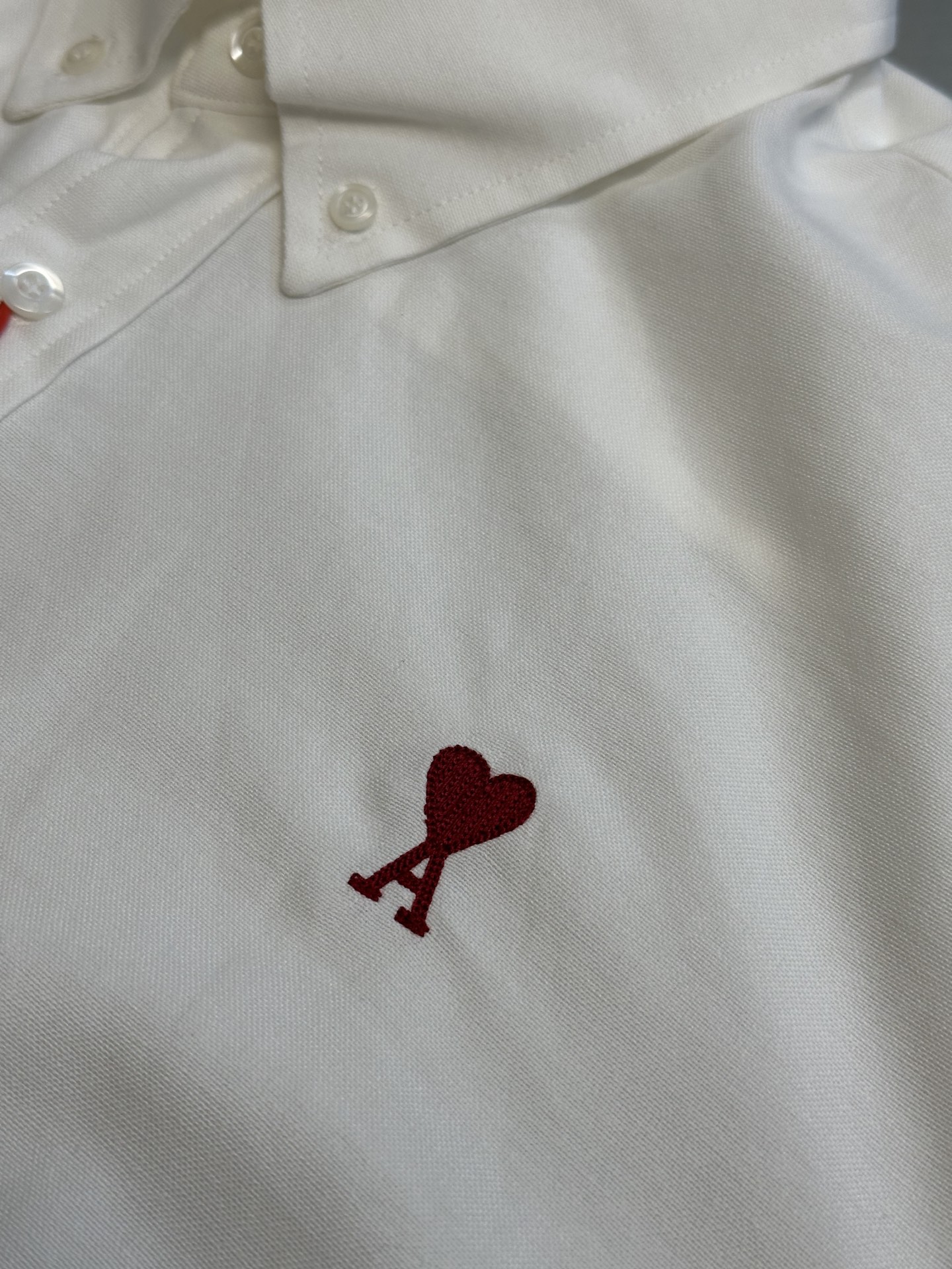 Ami Paris Red Heart Embroidered Oxford Shirt: Precision and Creativity in Every Stitch - 图片 6
