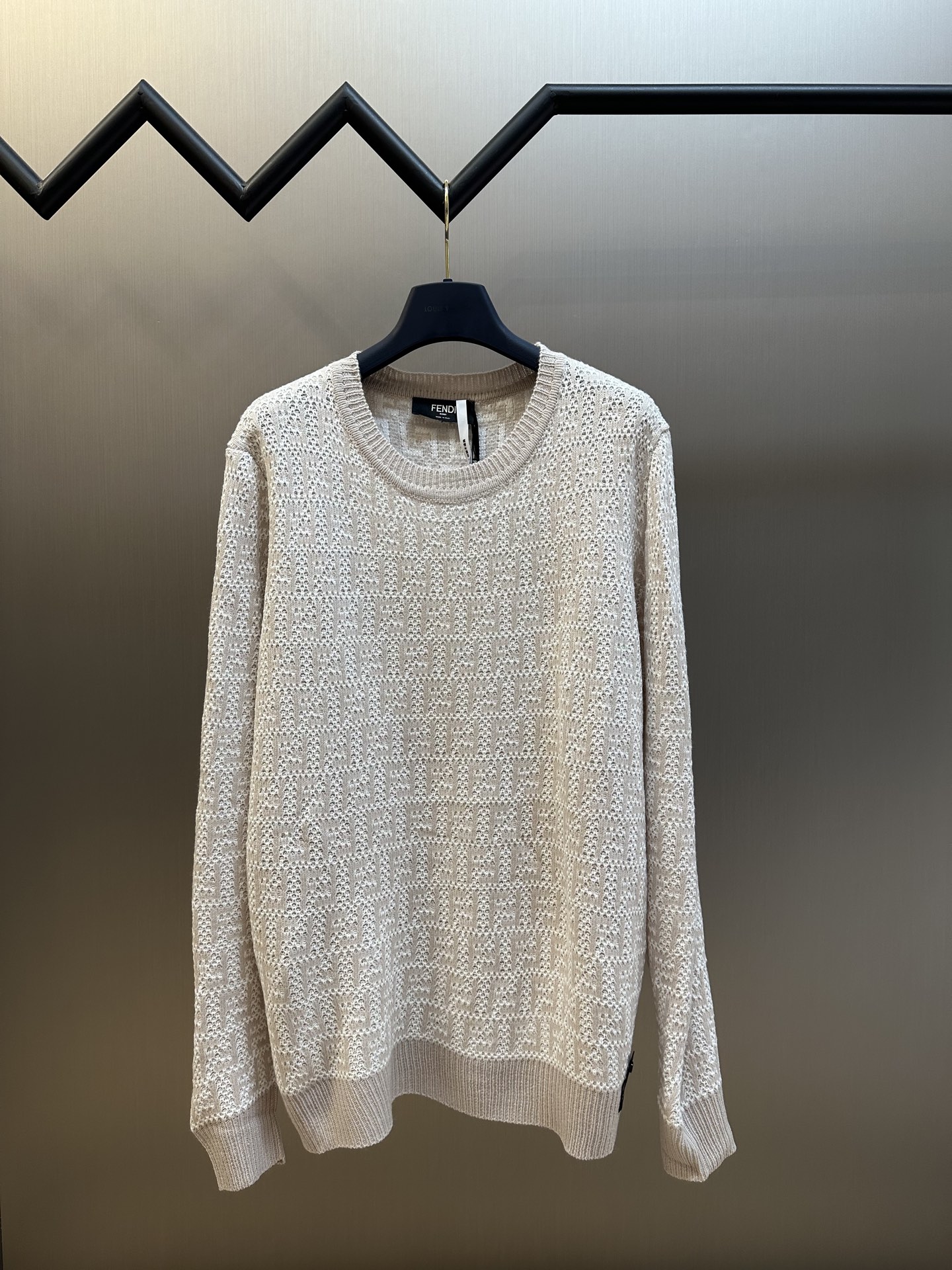 FENDI Hairy Sweater: Scrambled Wool Fabrics with Custom Buttons, Imported Knitting Machine - 图片 1