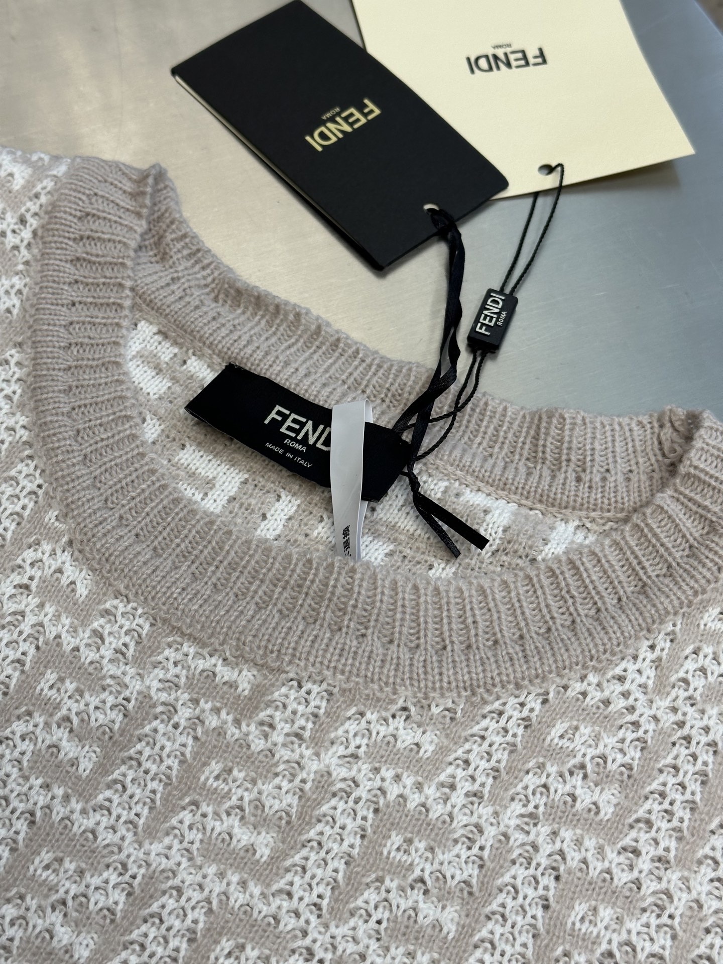 FENDI Hairy Sweater: Scrambled Wool Fabrics with Custom Buttons, Imported Knitting Machine - 图片 5