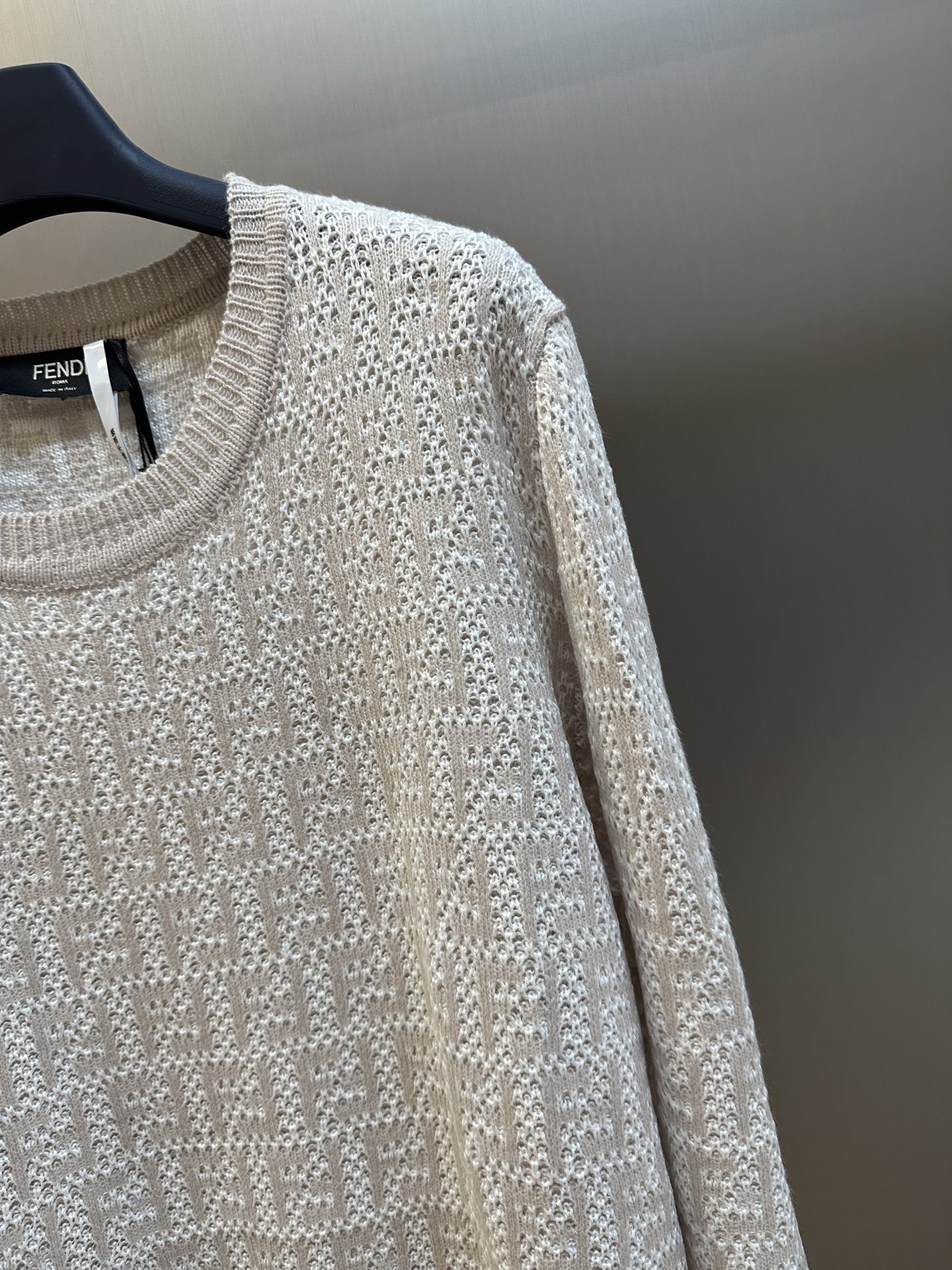 FENDI Hairy Sweater: Scrambled Wool Fabrics with Custom Buttons, Imported Knitting Machine - 图片 3