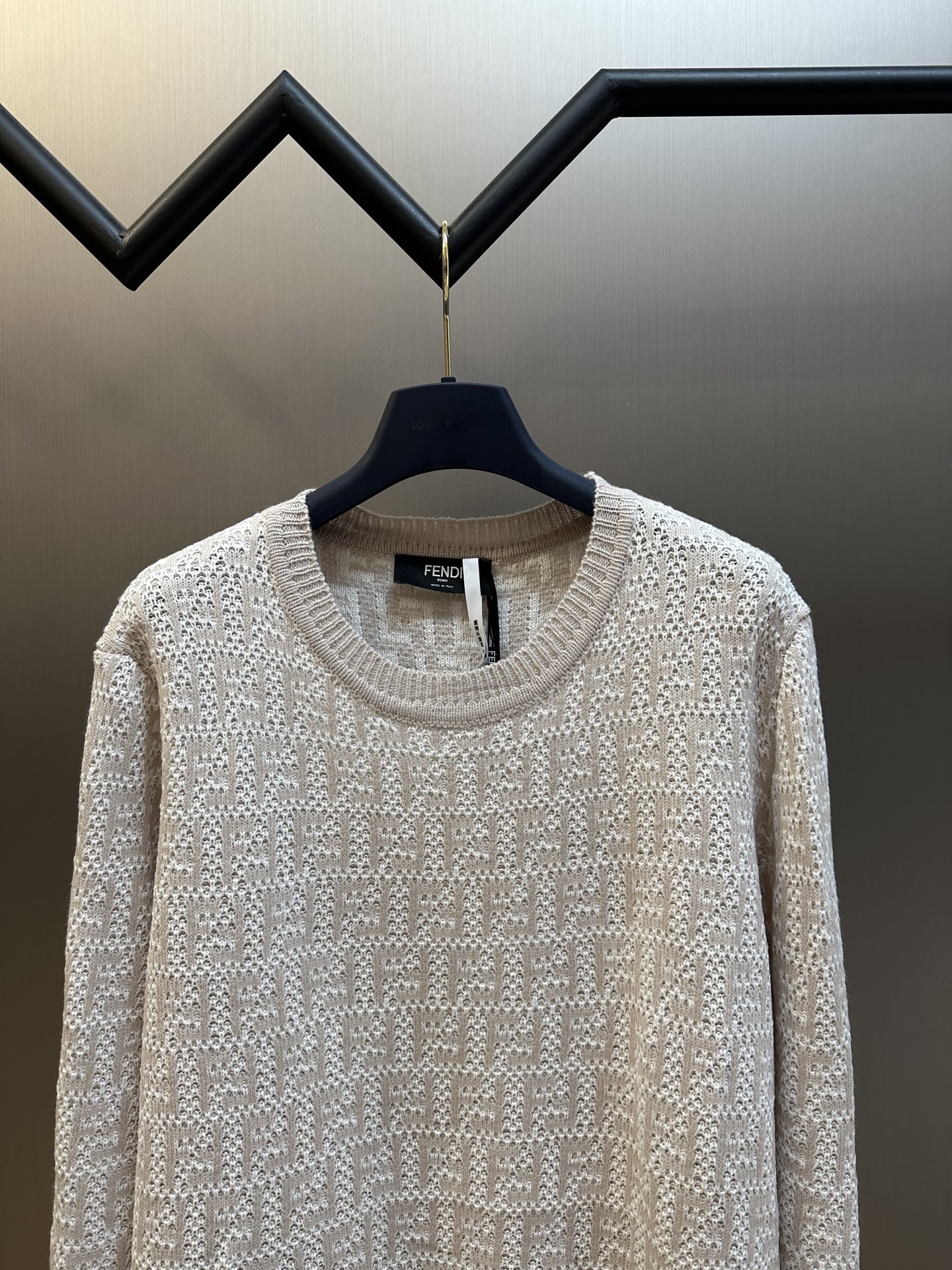 FENDI Hairy Sweater: Scrambled Wool Fabrics with Custom Buttons, Imported Knitting Machine - 图片 2