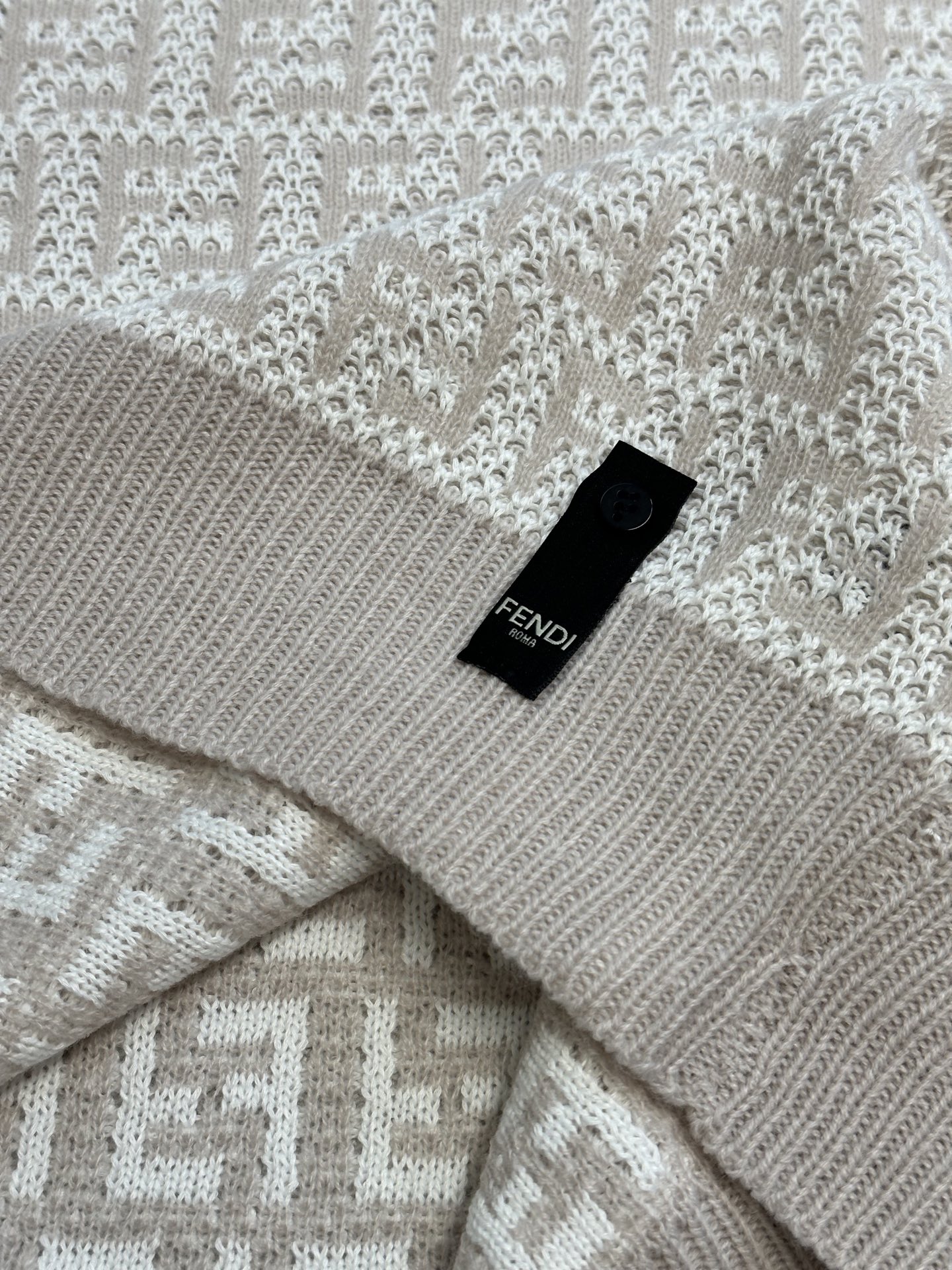 FENDI Hairy Sweater: Scrambled Wool Fabrics with Custom Buttons, Imported Knitting Machine - 图片 7